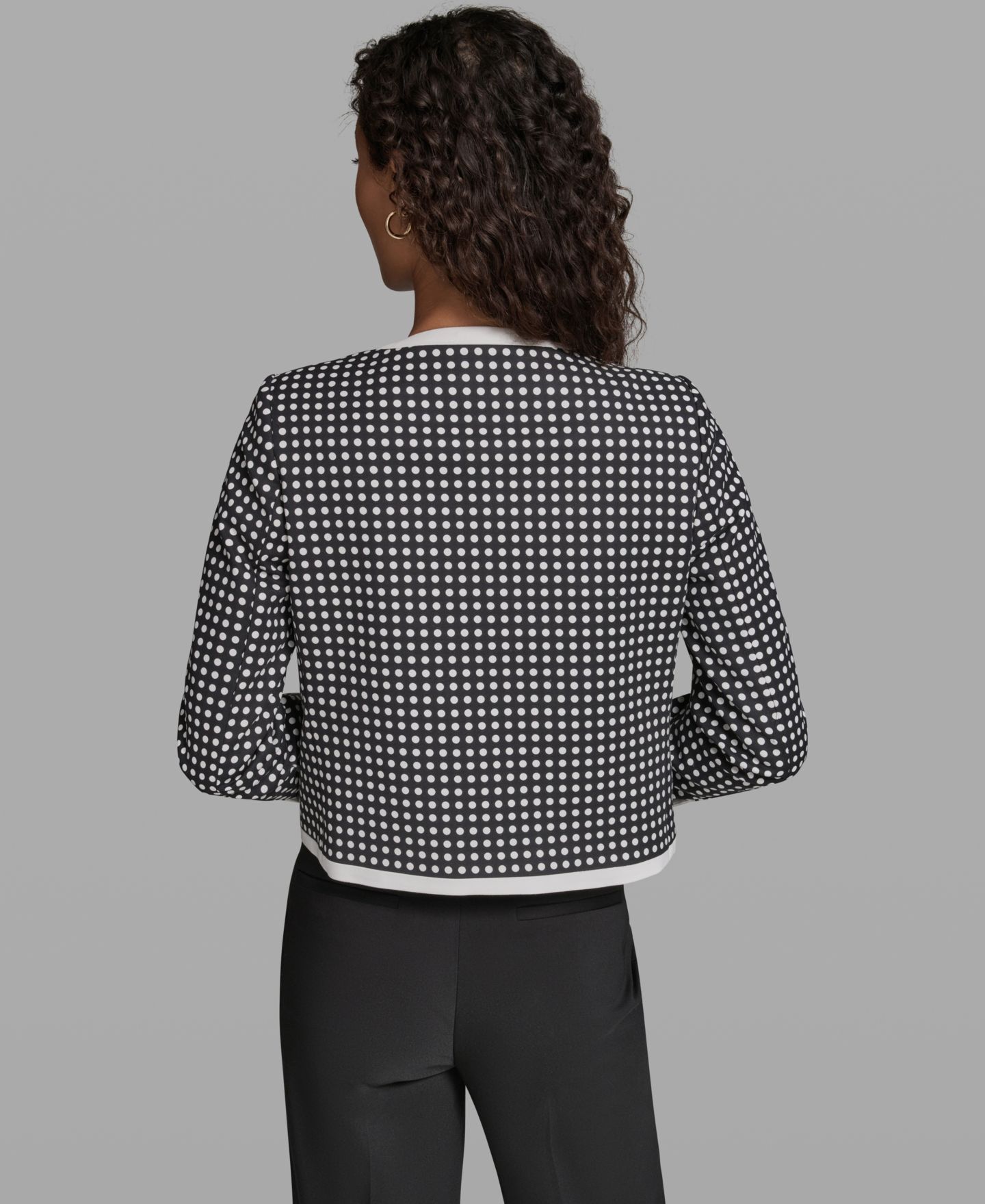 Женская куртка KARL LAGERFELD PARIS Cotton-Blend Polka Dot Cropped Woven, цвет: Чёрный / Мягкий белый — фото 6