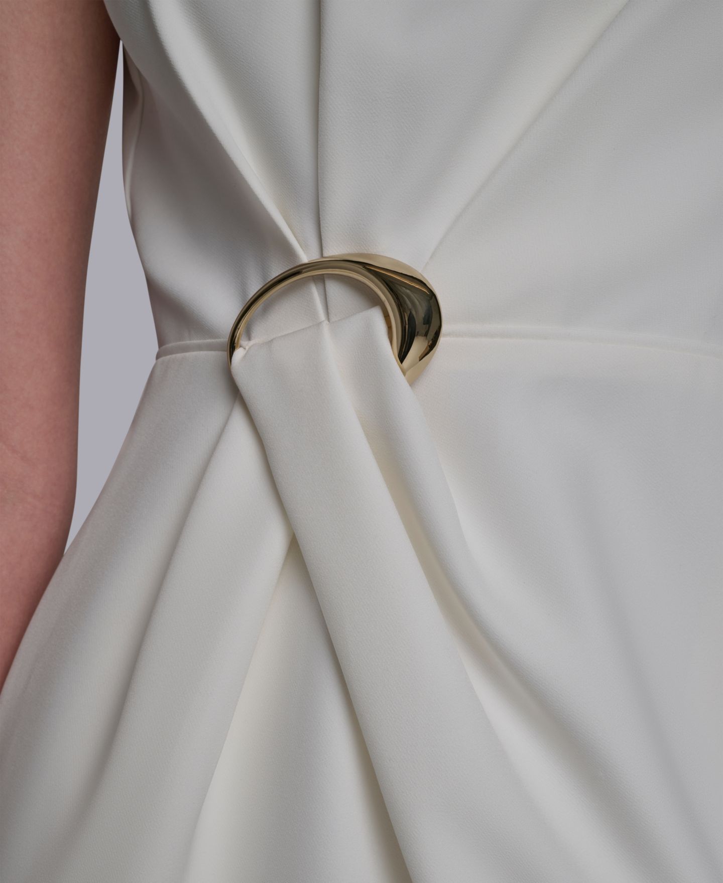 Женское платье Halston Asymmetrical Neck Midi, цвет: Слоновая кость — фото 6