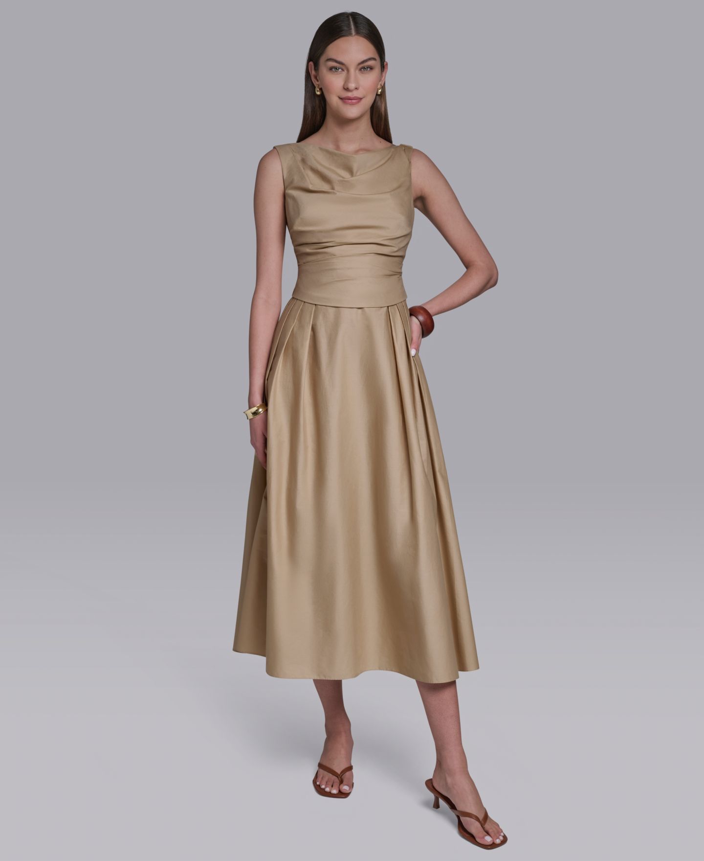 Женское платье Halston Boat Neck Sleeveless Pleated Midi, цвет: Бежевый хаки — фото 1