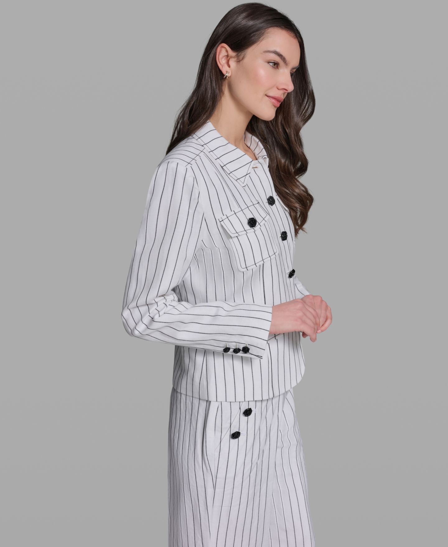 Женская куртка KARL LAGERFELD PARIS Linen-Blend Striped Collared, цвет: Белый / Чёрный — фото 3