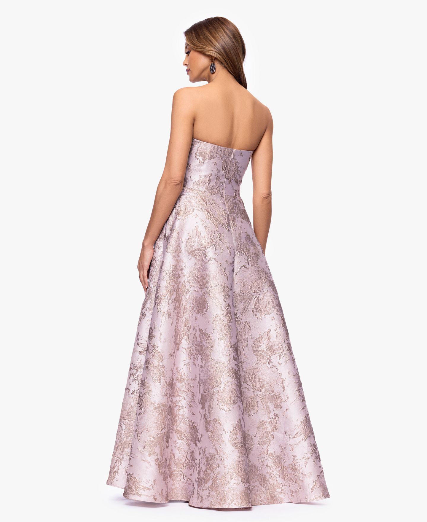 Женские платья XSCAPE Strapless Sleeveless Ball Gown, цвет: Пудровый / Золотой — фото 4