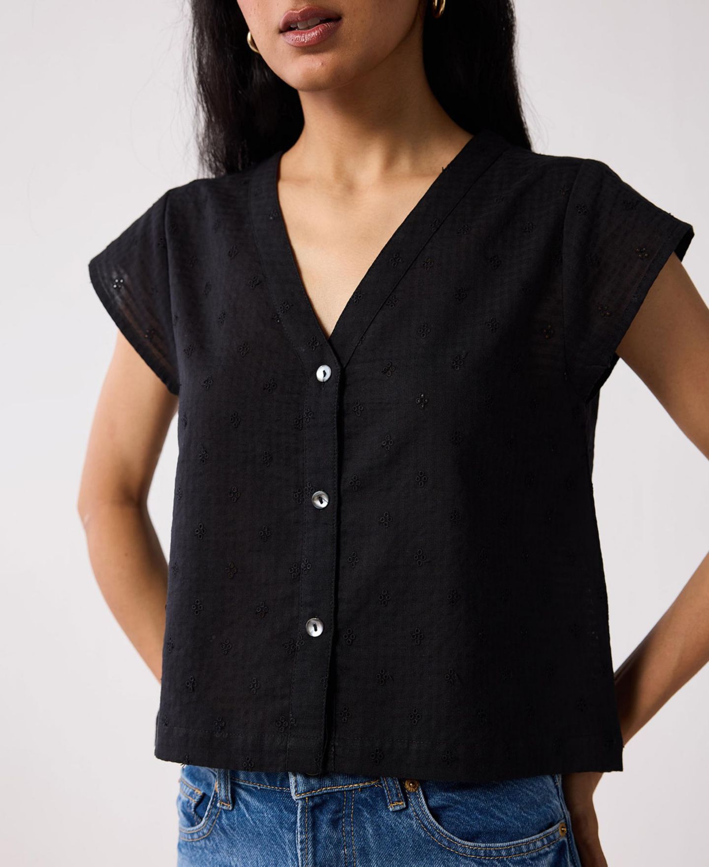 Женский топ Reistor V-Neck Embroidered with Front Buttons — фото 7