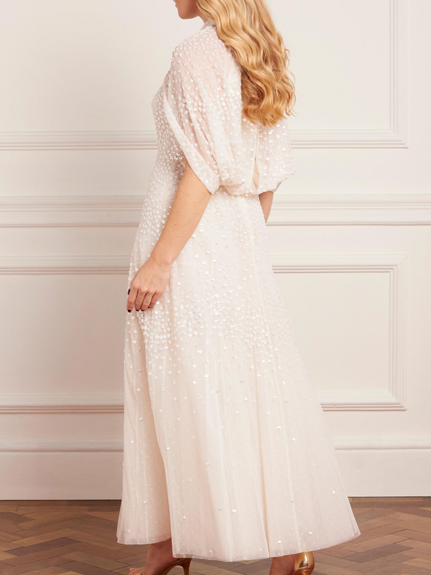 Женское платье Needle & Thread Scallop Sequin Cape Ankle Gown, цвет: Кремовый — фото 5
