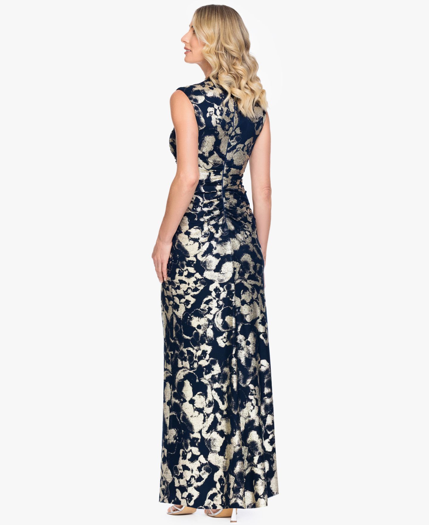 Женское платье Betsy & Adam Sleeveless Mock Neck Gown, цвет: Тёмно-синий золотой — фото 4