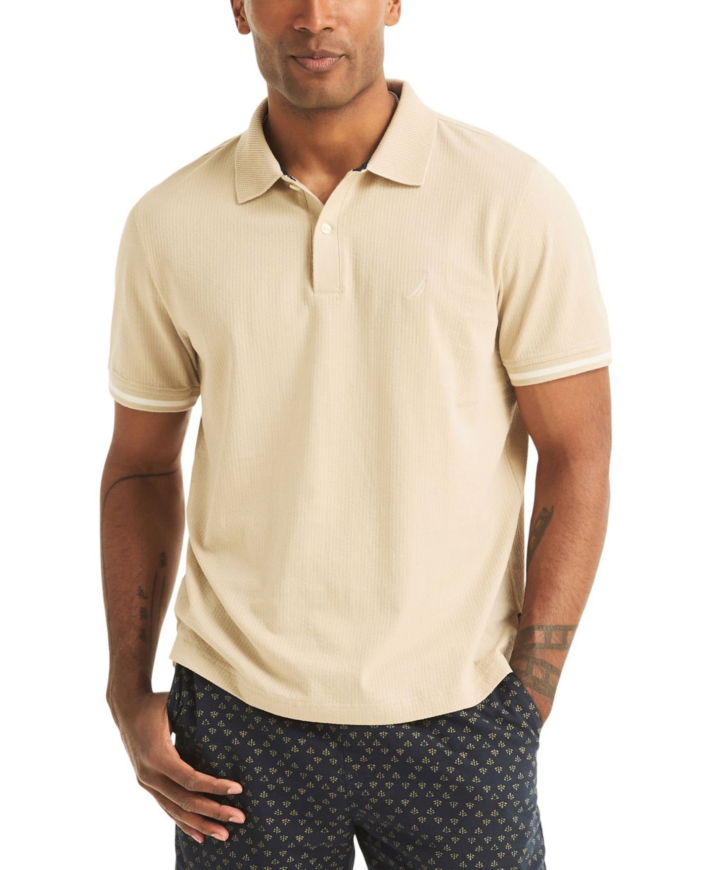 Мужское поло Nautica Short-Sleeve Compact Seersucker Polo Shirt, цвет: Серо-бежевый — фото 1