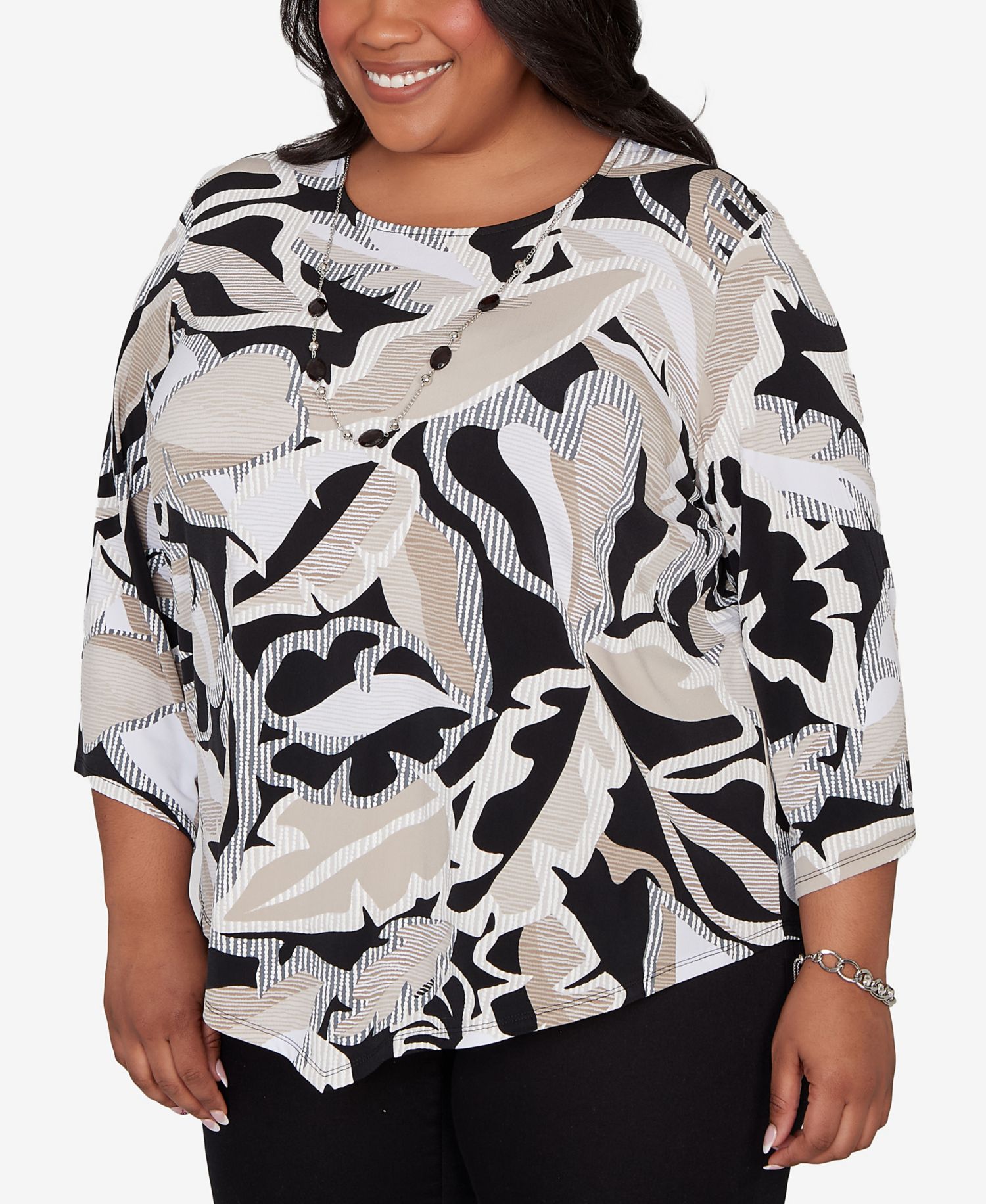 Plus Size Detail Driven Texture Leaves Pointed Hem Top with Necklace