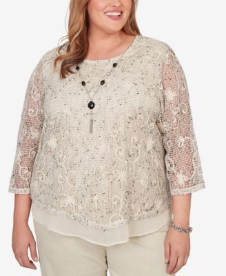 Plus Size Detail Driven Popcorn Mesh Pointed Hem Top with Necklace