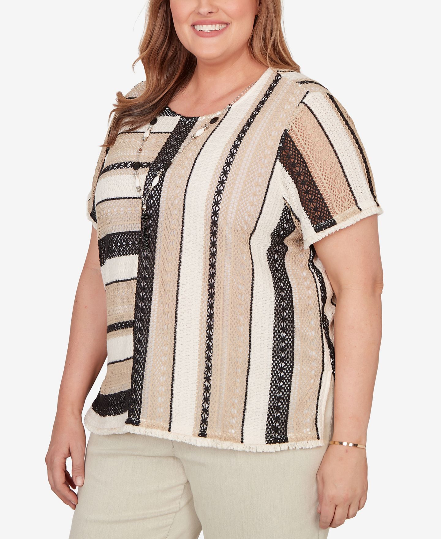 Женская футболка Alfred Dunner Plus Size Detail Driven Textured Spliced with Necklace, цвет: Чёрный разноцветный — фото 3