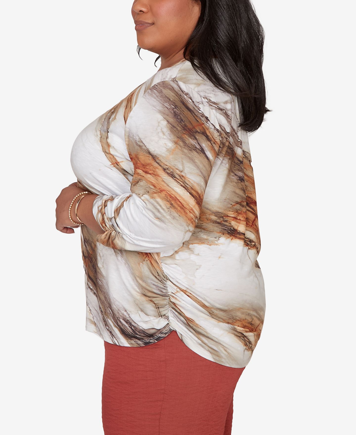Женский топ Alfred Dunner Plus Size Spice Market Marble Print Split Neck, цвет: Коричневый разноцветный — фото 4
