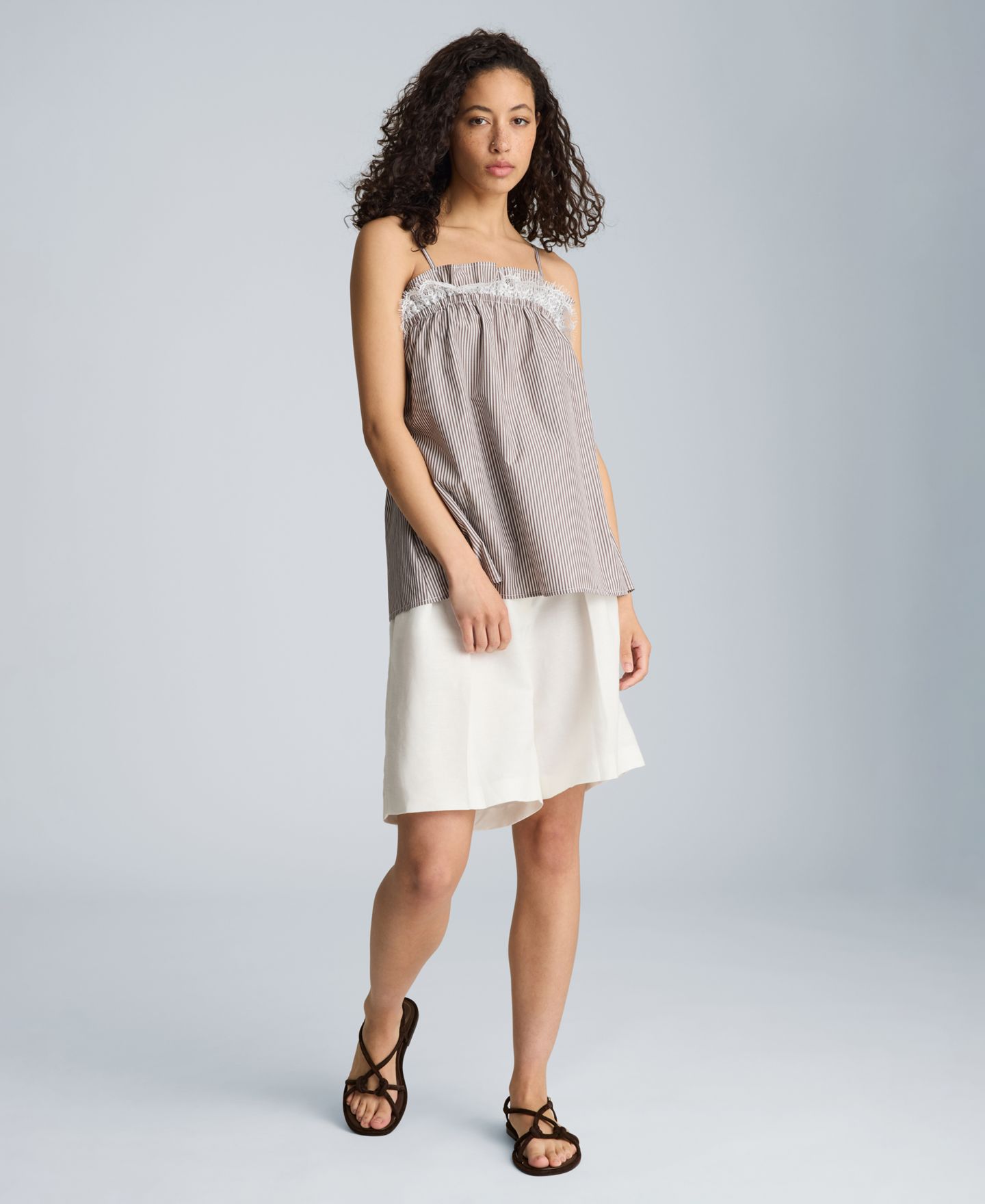 Женский топ Kenneth Cole Cotton Shirred Neck Lace Trim Camisole, цвет: Коричневый / Чистый белый — фото 1