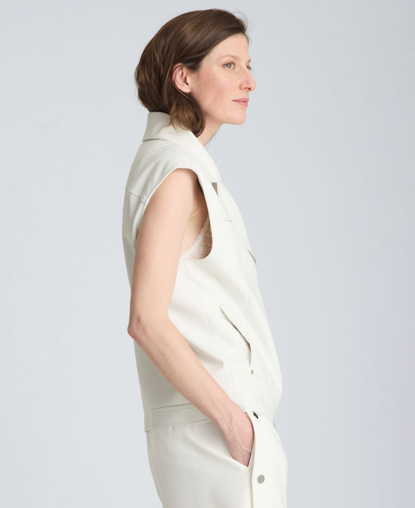 Женский жилет Kenneth Cole Boxy Moto Faux Leather Sleeveless Vest, цвет: Чистый белый — фото 3