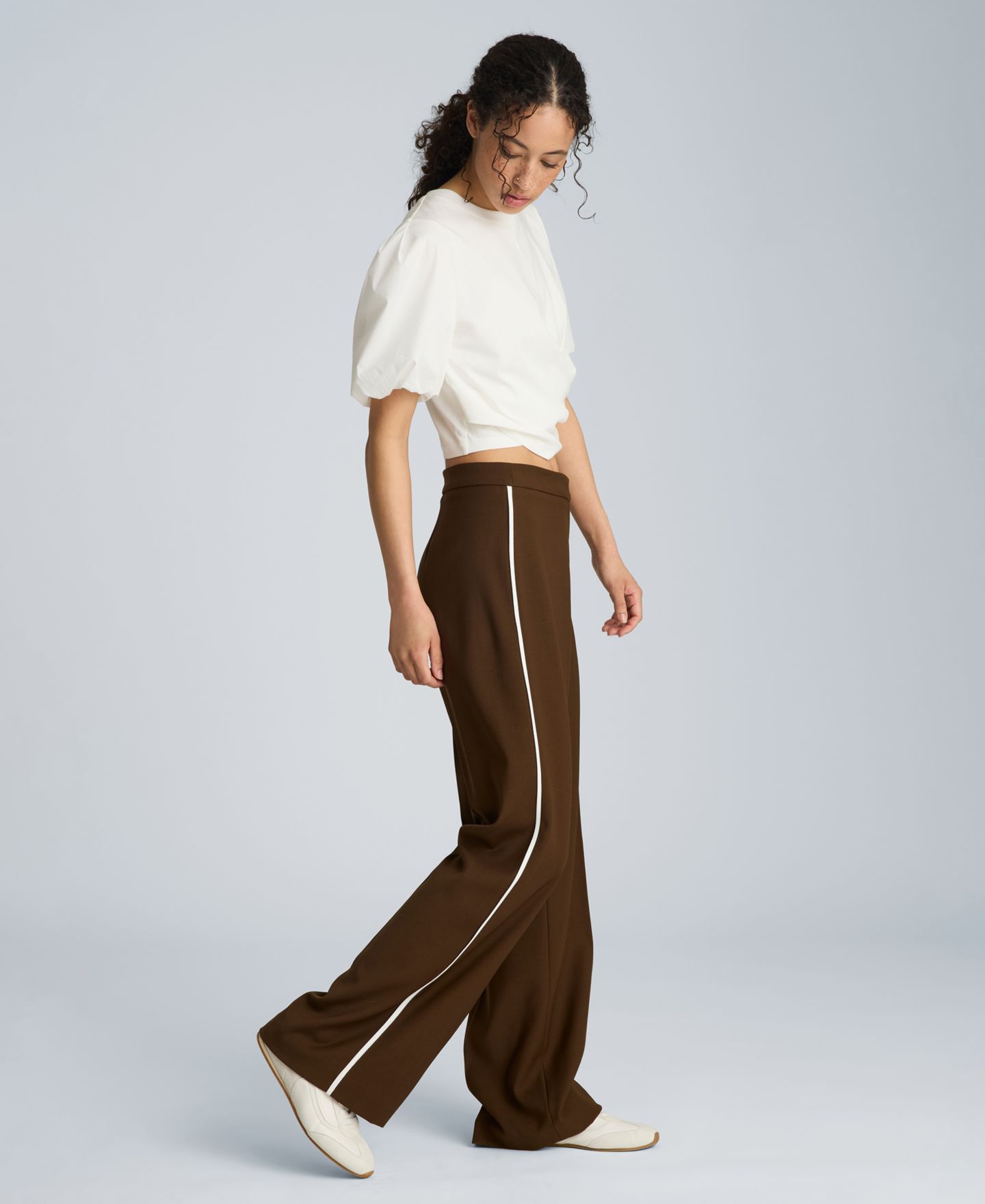 Женские брюки Kenneth Cole High-Rise Side Piping, цвет: Коричневый / Чистый белый — фото 7
