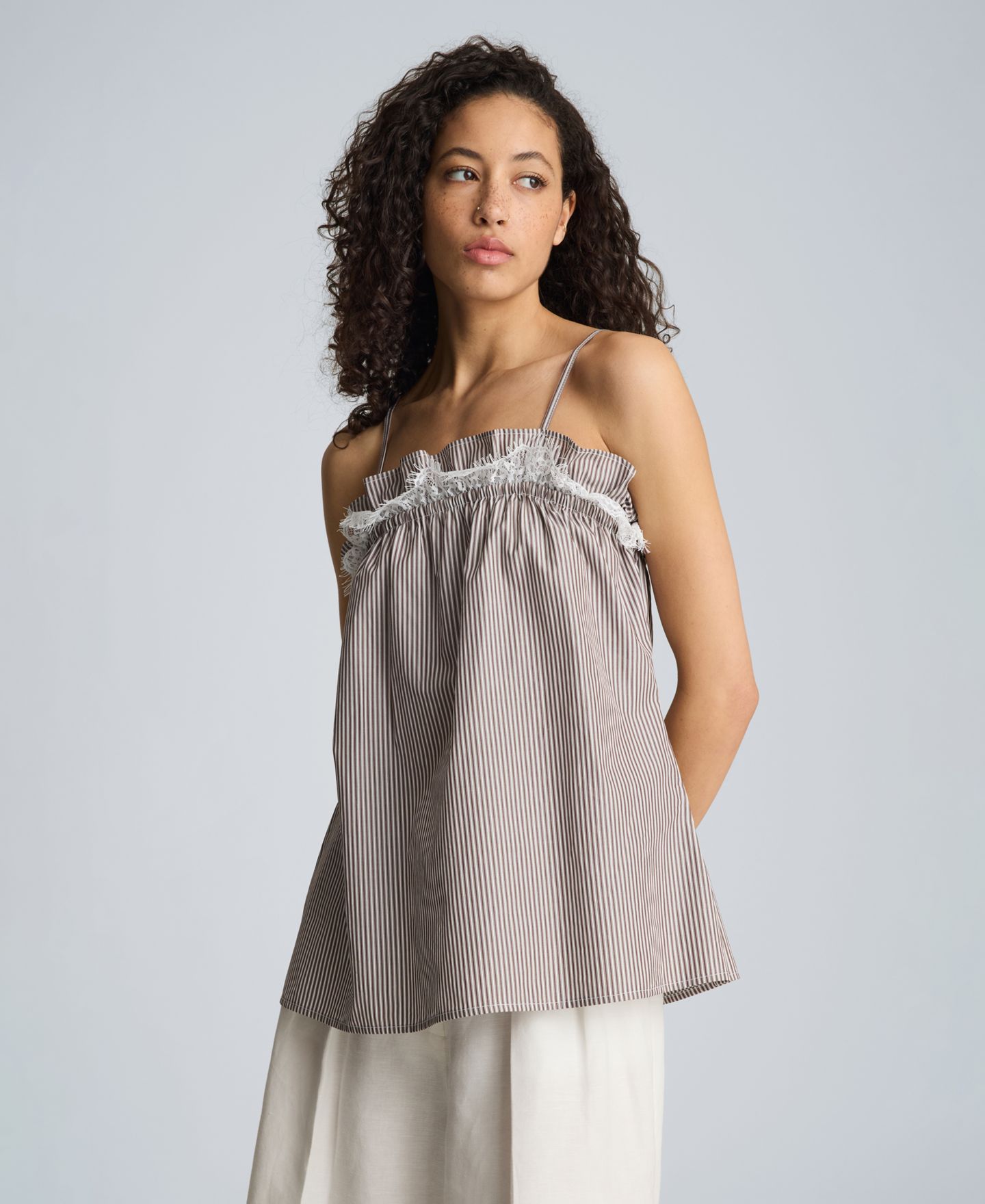 Женский топ Kenneth Cole Cotton Shirred Neck Lace Trim Camisole, цвет: Коричневый / Чистый белый — фото 3