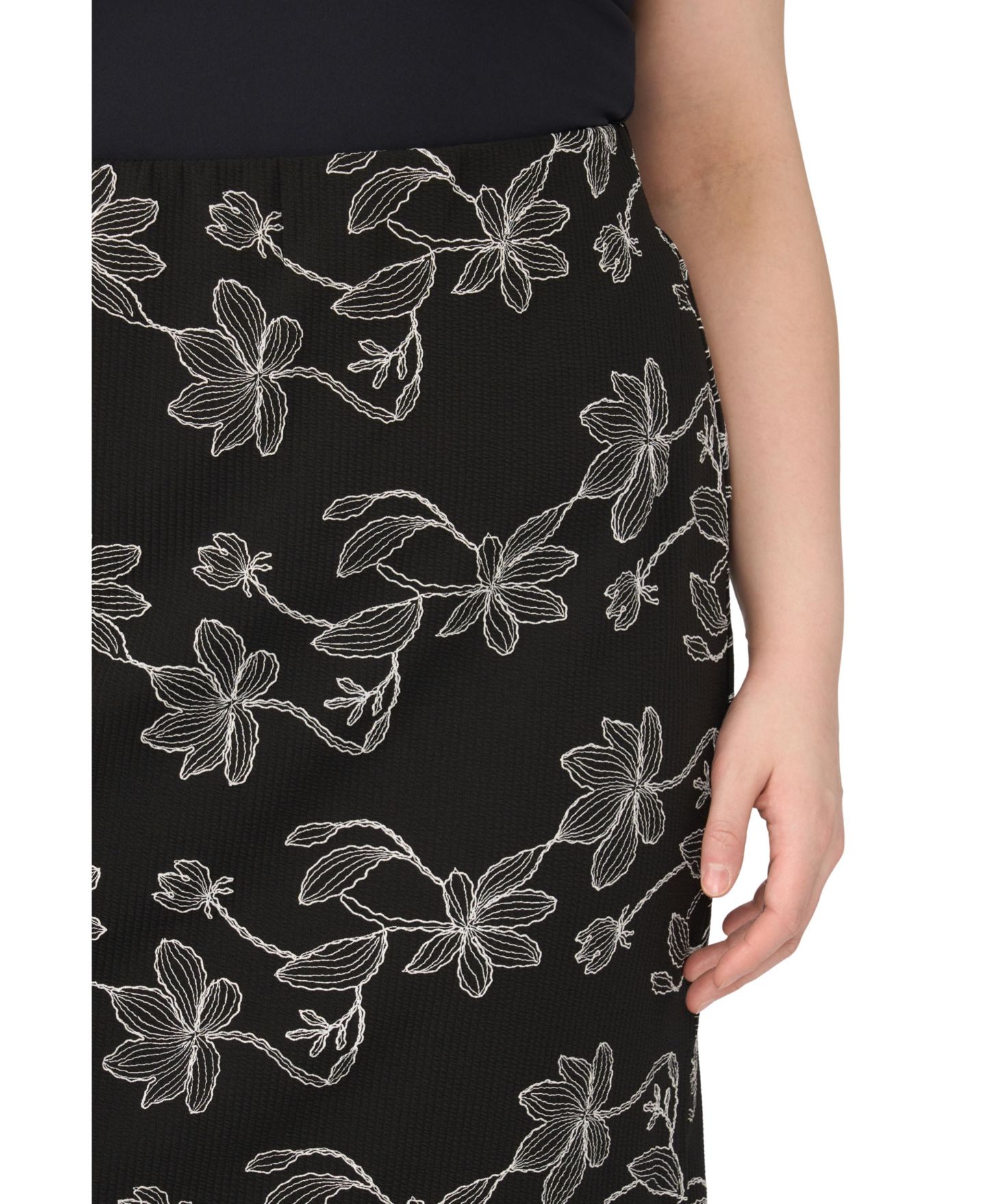 Женская юбка Vince Camuto Plus Size Floral Embroidered Pull-On Midi, цвет: Насыщенный чёрный — фото 3