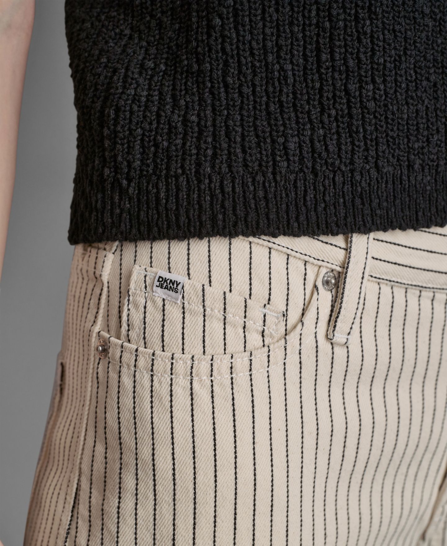 Женские джинсы DKNY Jeans Mid-Rise Striped Baby Barrel-Leg, цвет: Слоновая кость / Чёрный — фото 3