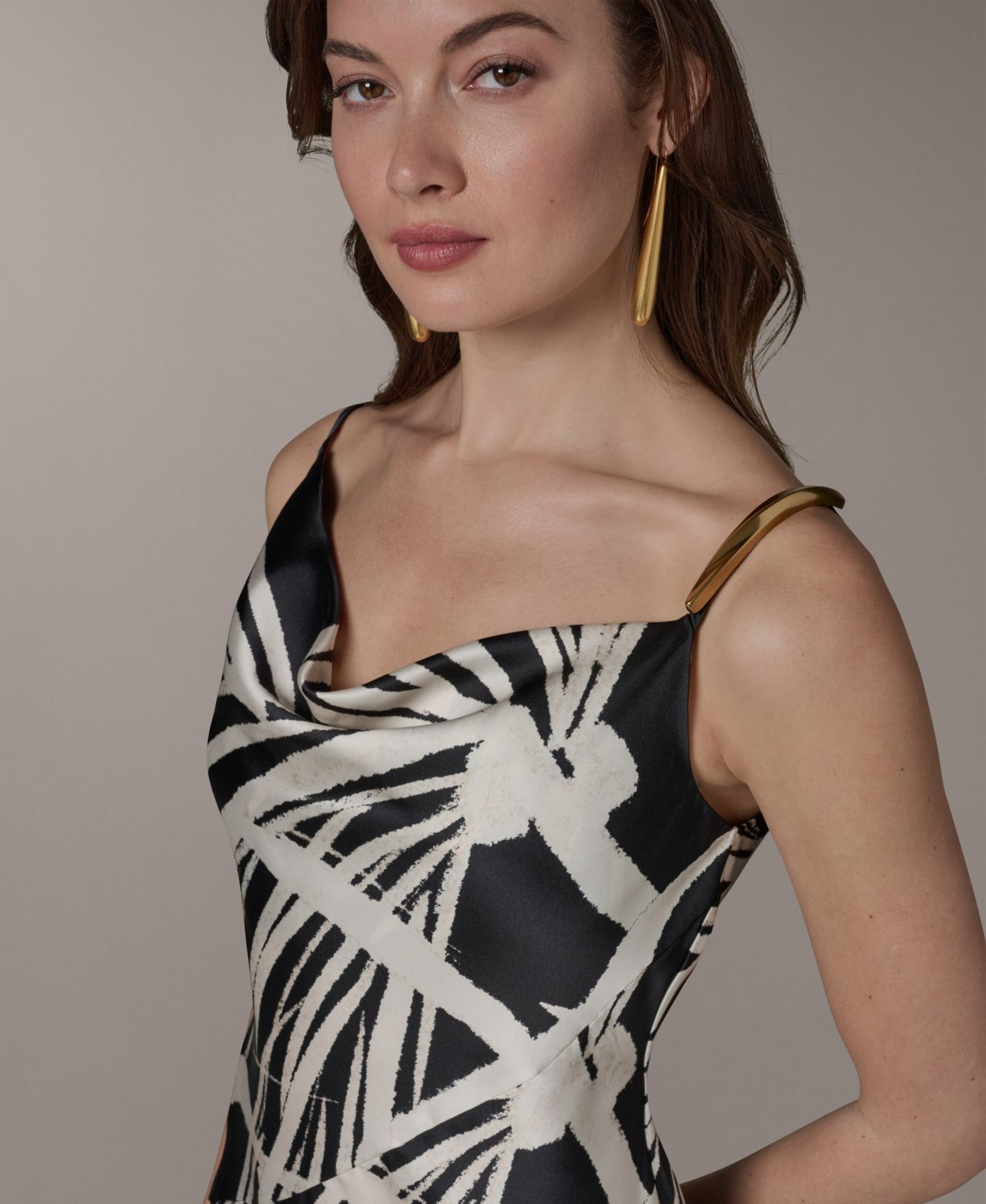 Женское платье Donna Karan New York Cowl Neck High-Low Sleeveless Printed A-Line, цвет: Чёрный / Кремовый — фото 4