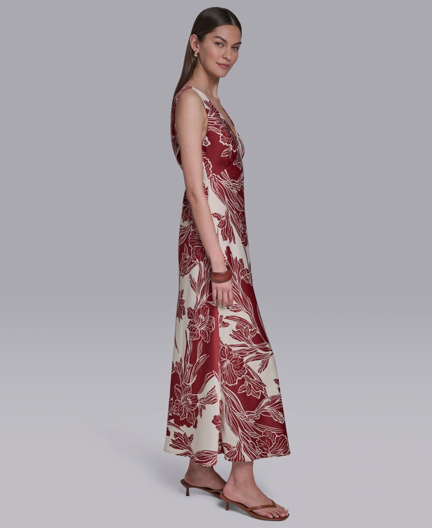 Женское платье Halston Sleeveless Hibiscus Printed V-Neck Maxi, цвет: Тёмно-бордовый / Ванильный — фото 2