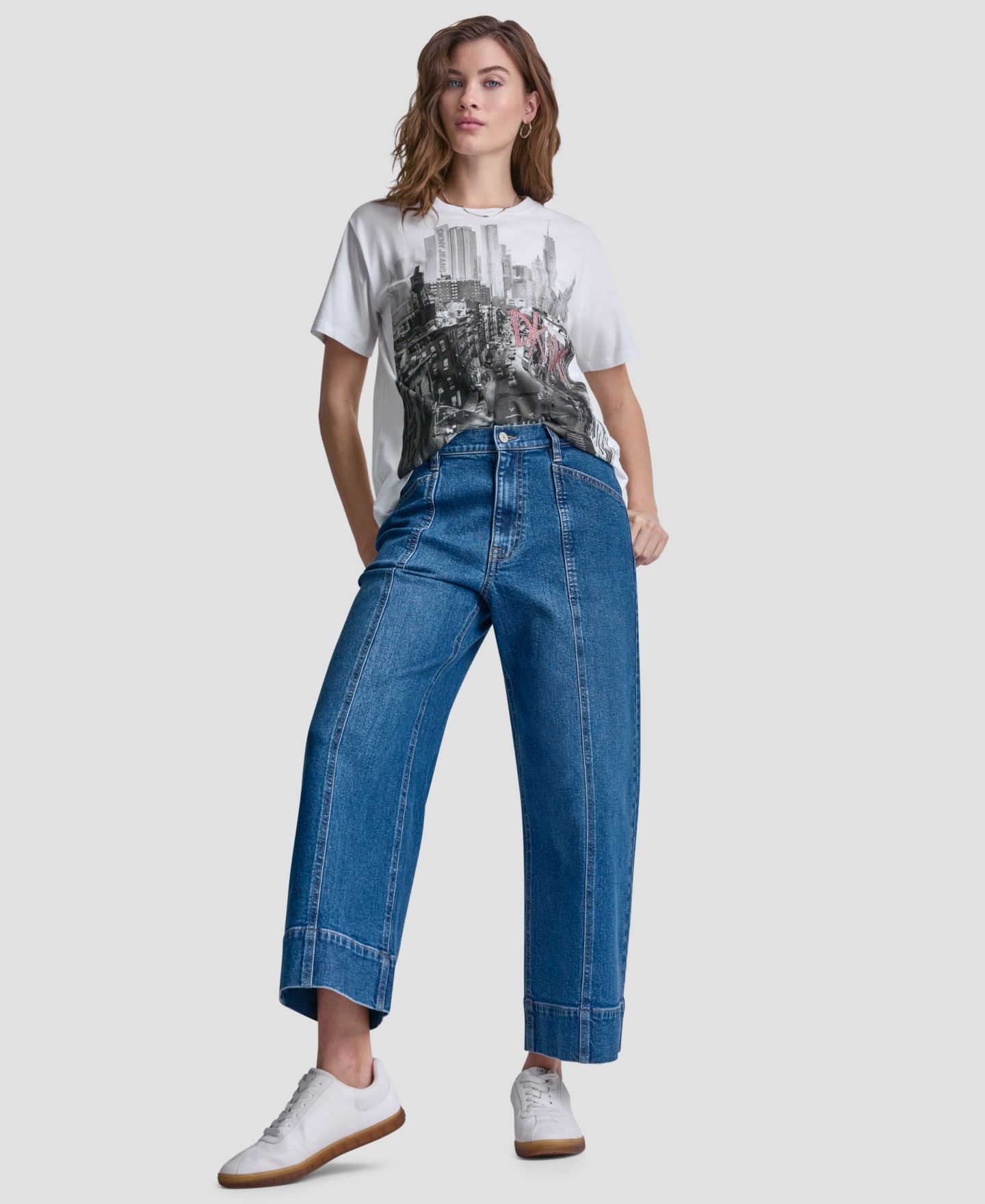 Женская футболка DKNY Jeans Petite New York Stacked Sequin Logo Short-Sleeve, цвет: Белый / Чёрный — фото 2