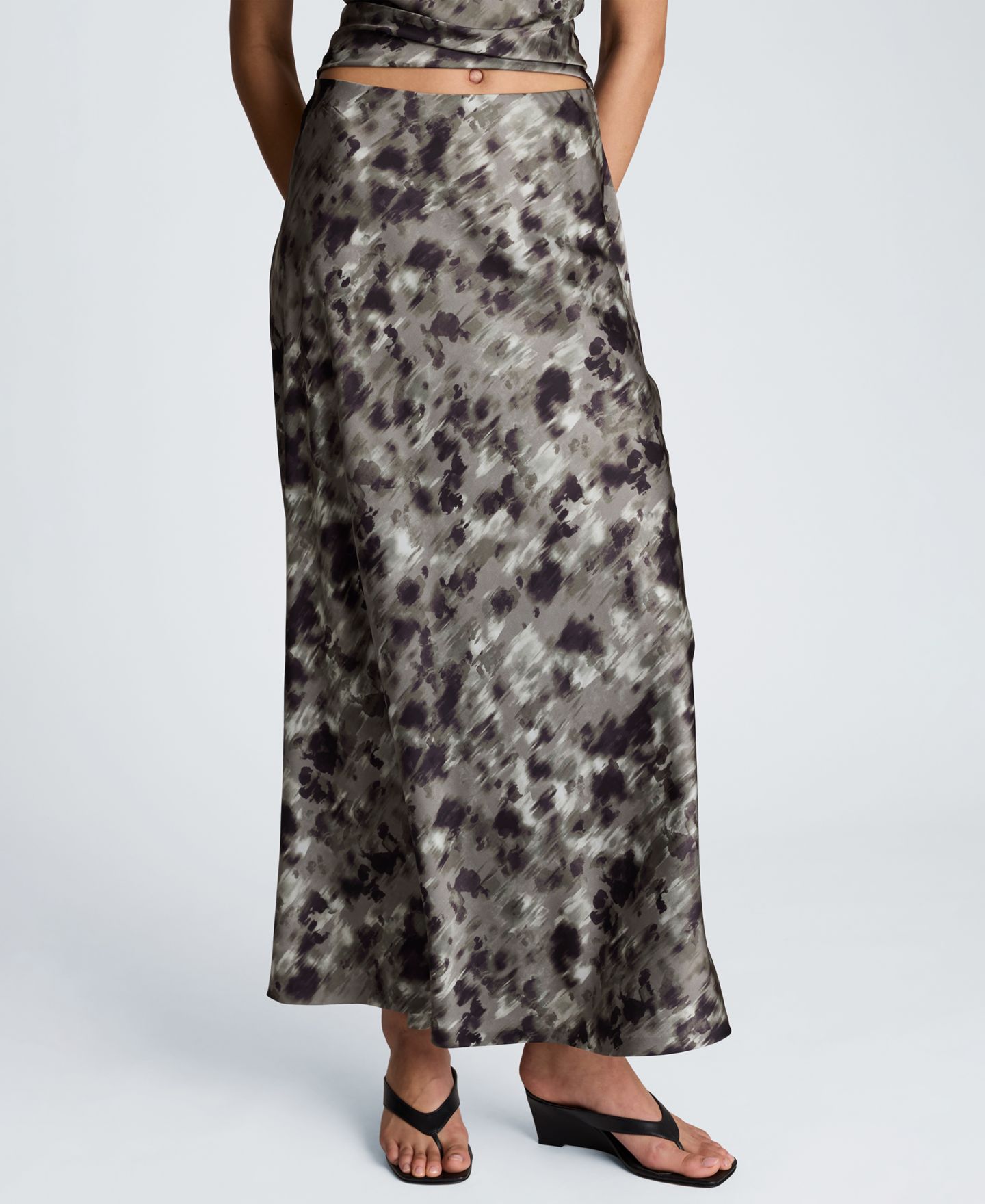 Женская юбка Kenneth Cole Printed Satin Flared Maxi, цвет: Зелёный — фото 1