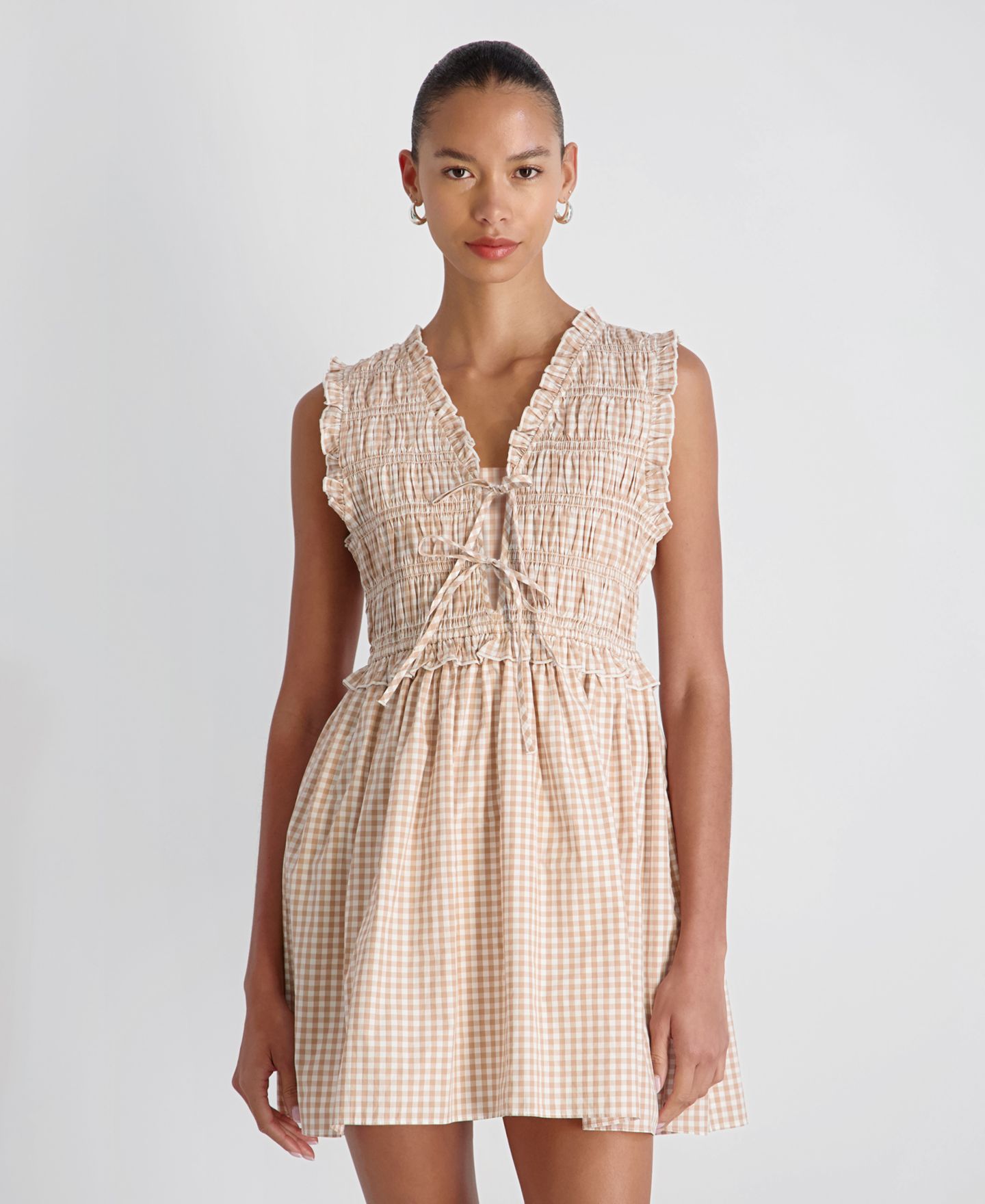 Женское платье French Connection Gingham Pattern Smocked Mini, цвет: В мелкую клетку миндальный телесный — фото 4