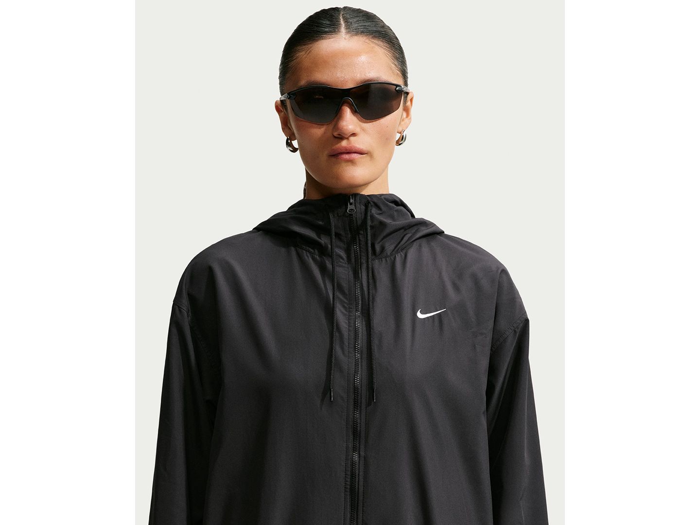 Женская куртка Nike UV Hooded, цвет: Чёрный / Молочный — фото 2