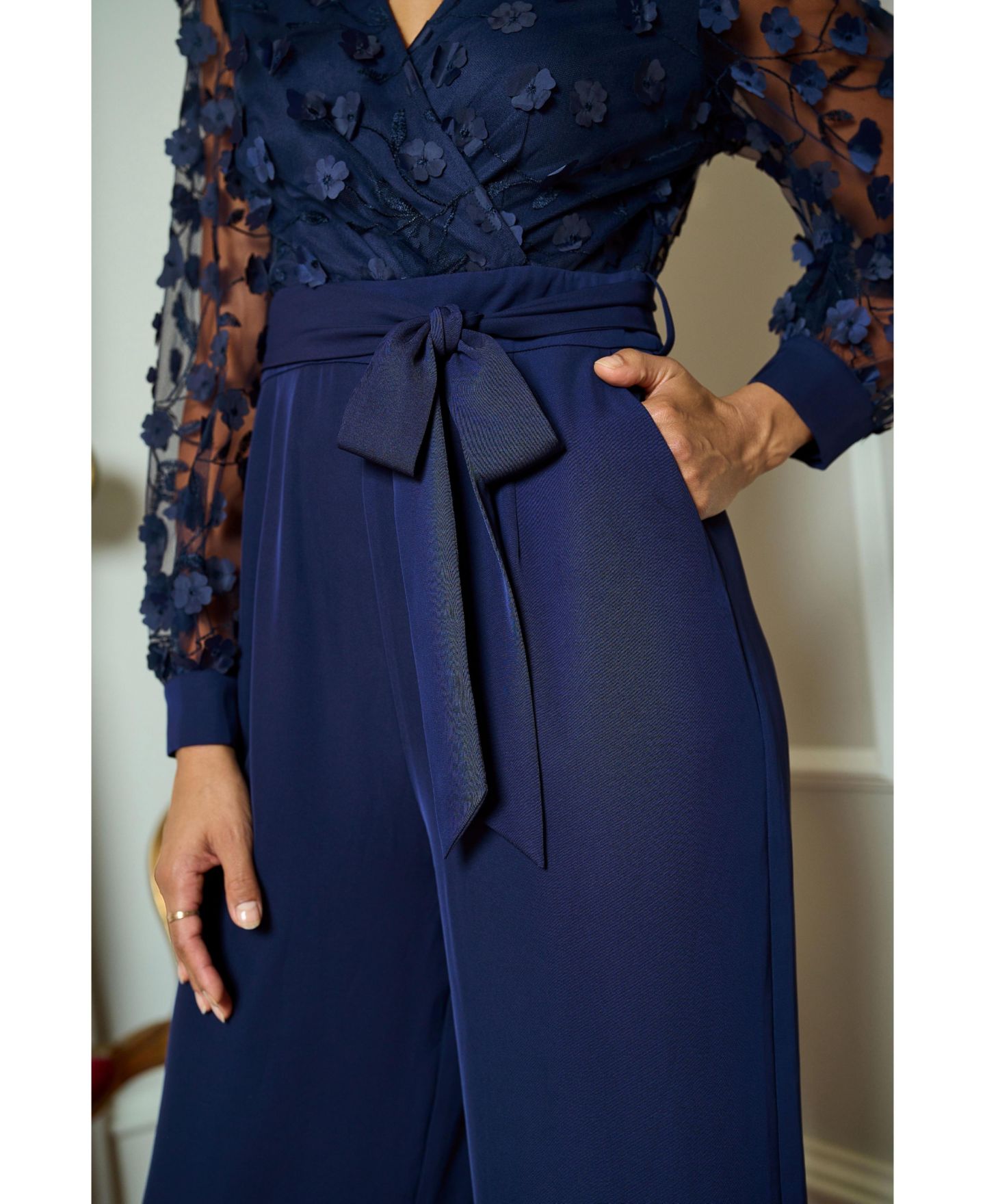Женский комбинезон Yumi Sash Waist Floral Applique Wrap Jumpsuit, цвет: Тёмно-синий — фото 8