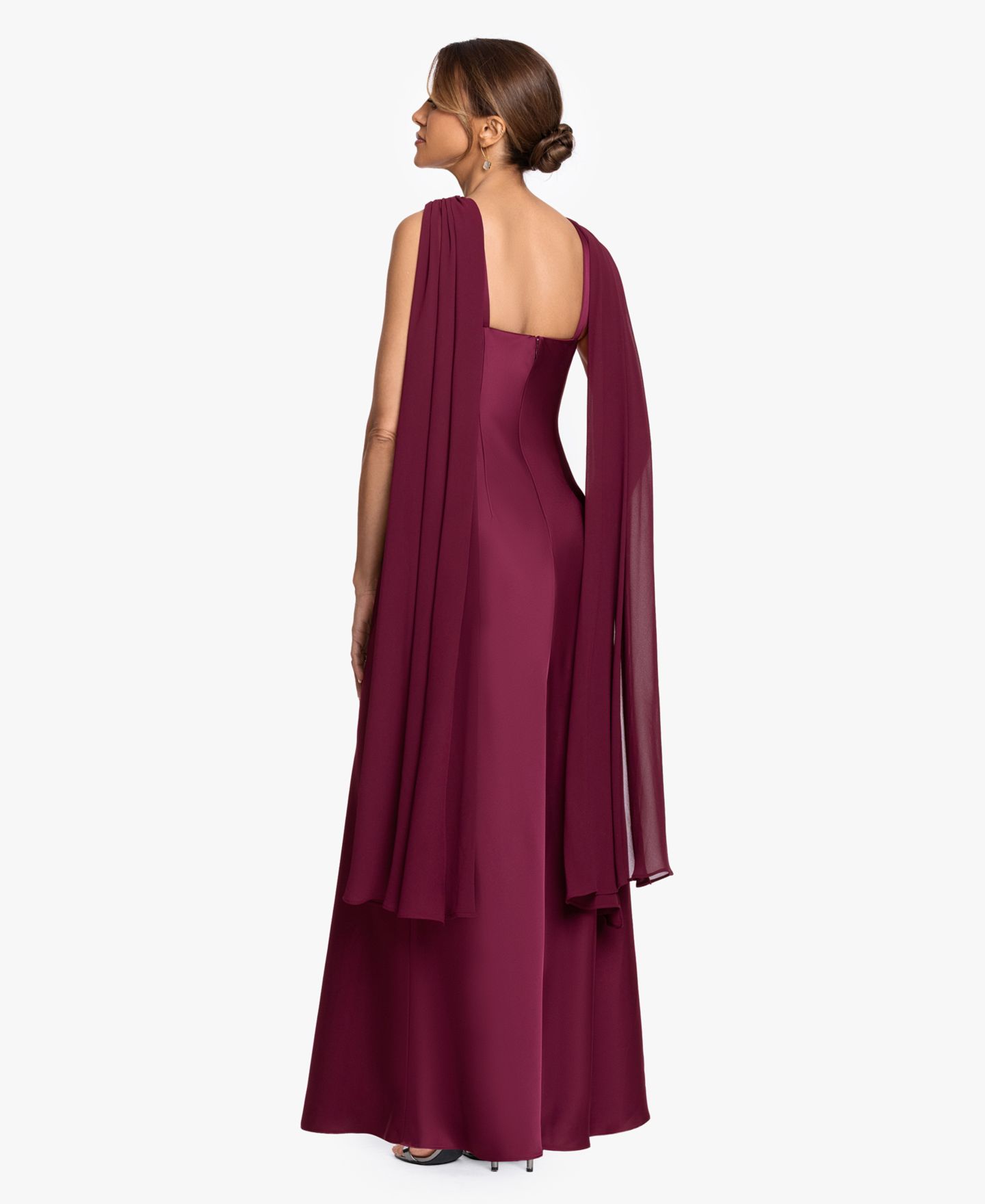 Женские платья Betsy & Adam Petite Criss Cross Halter Neck Chiffon Cape Ball Gown, цвет: Винный — фото 4