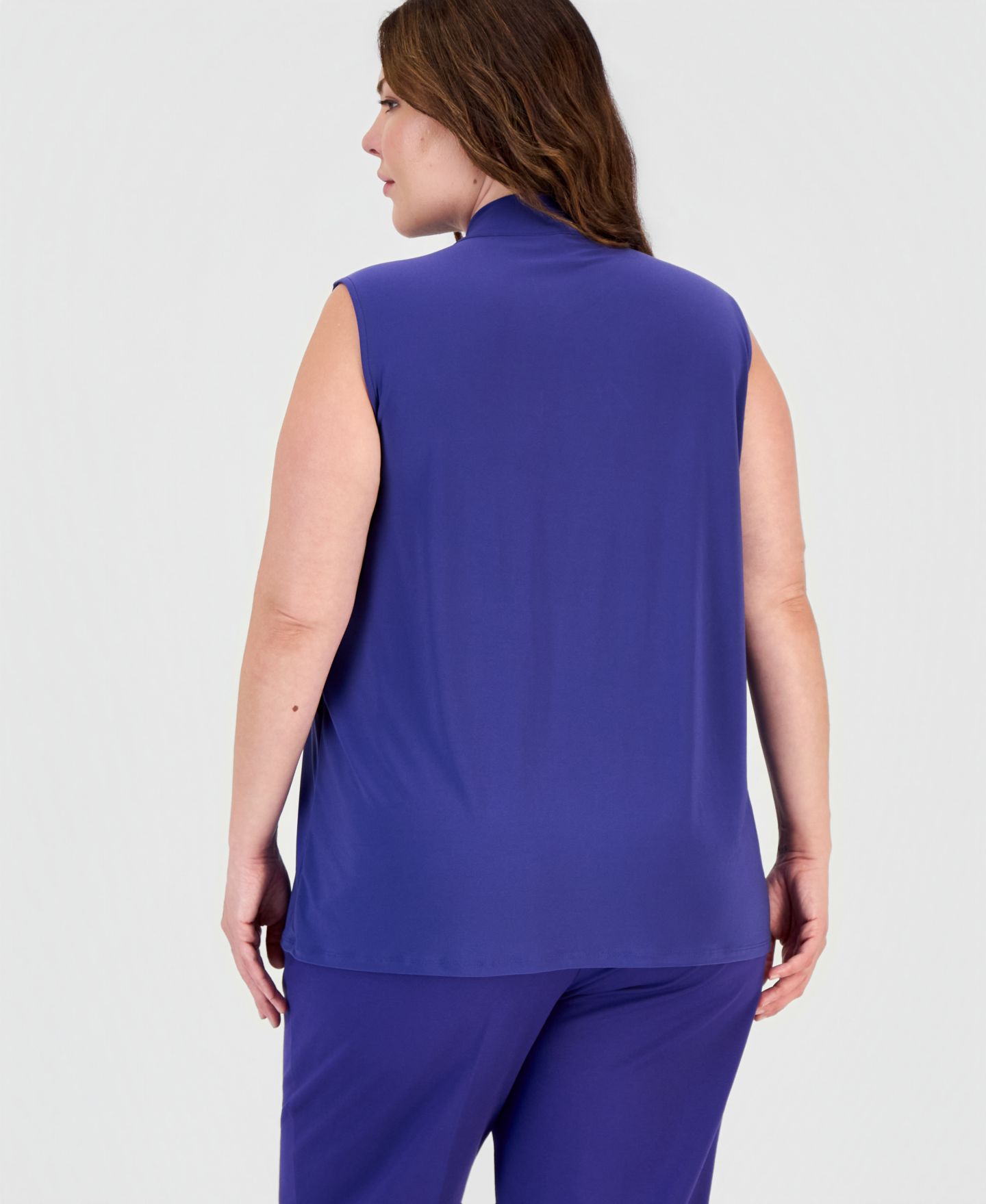 Женская блузка Kasper Plus Size Scarf-Neck Sleeveless Blouse, цвет: Сливовый — фото 4