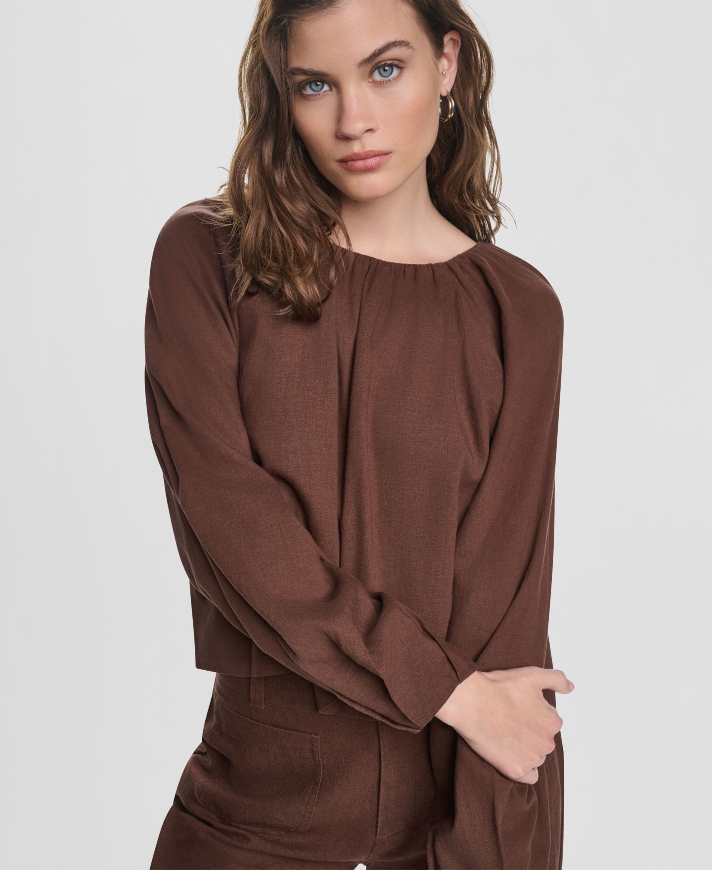 Женский топ DKNY Jeans Raglan Long-Sleeve Shirred Neckline, цвет: Каштановый — фото 4