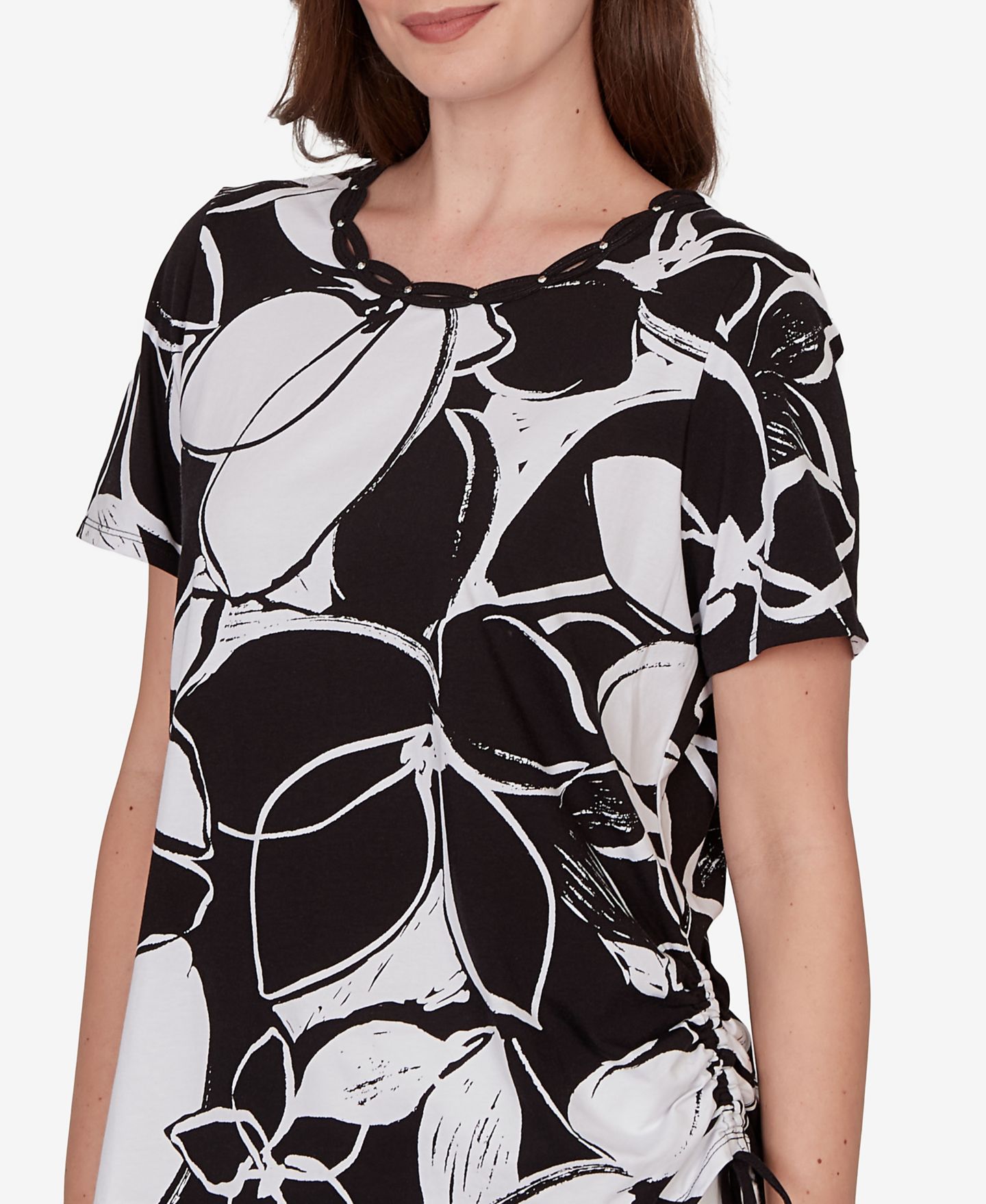 Женский топ Alfred Dunner Petite Abstract Floral Embellished Side-Tie, цвет: Чёрный / Белый — фото 4