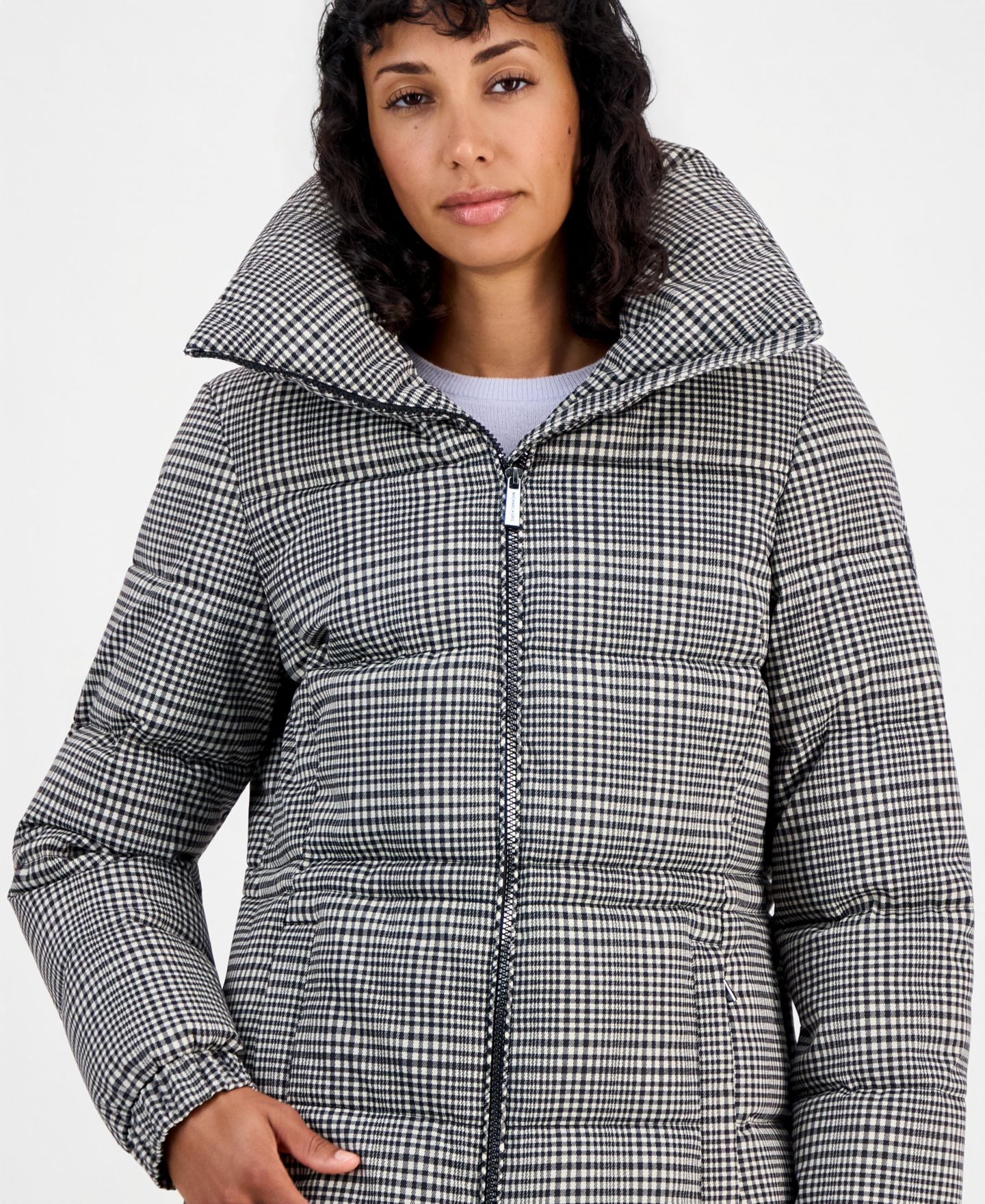 Женская куртка Michael Kors Plaid Puffer Funnel Neck, цвет: Чёрный / Молочный — фото 4