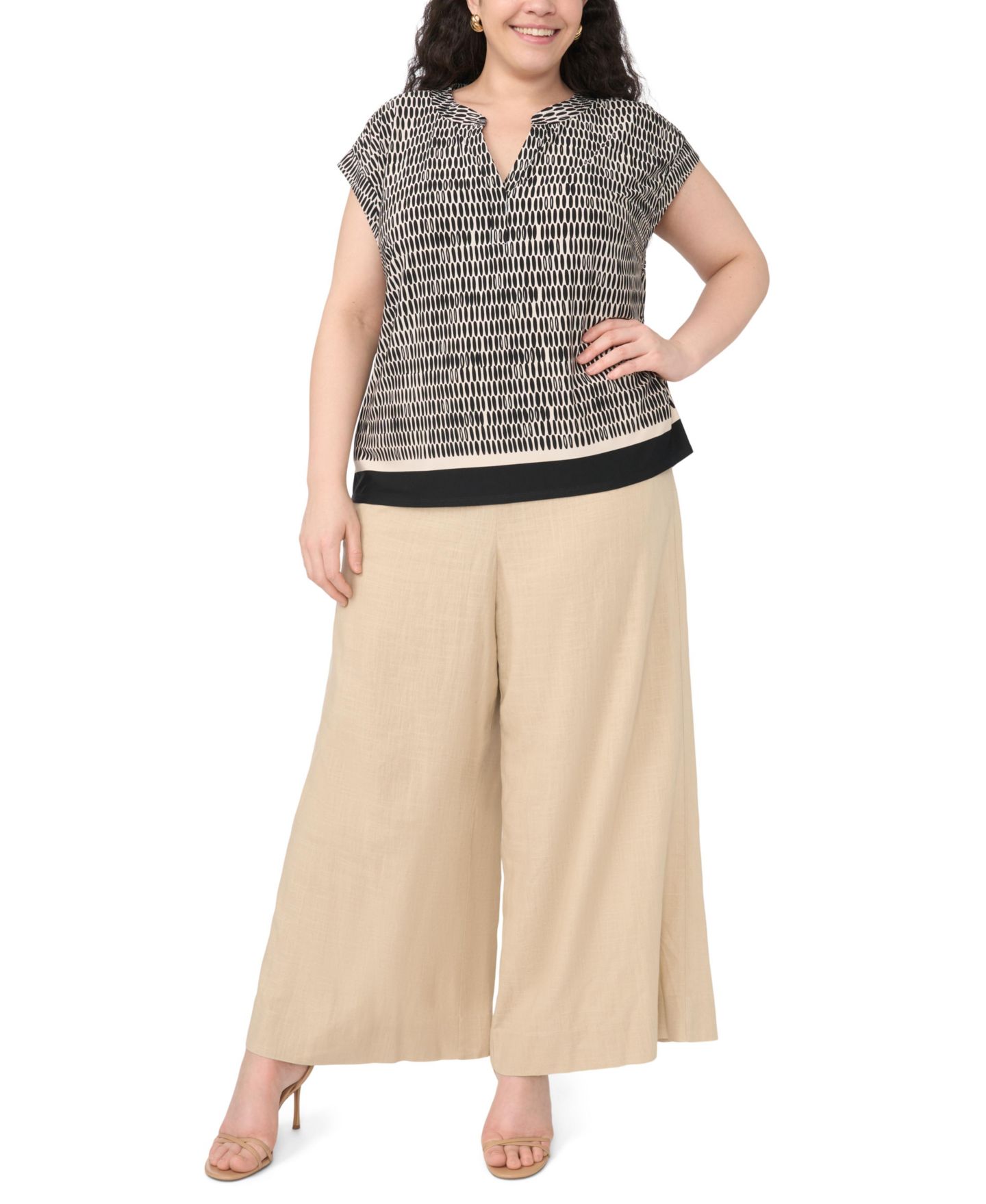 Женская блузка Vince Camuto Plus Size V-Neck Front Placket Short-Sleeve Blouse, цвет: Насыщенный чёрный — фото 2