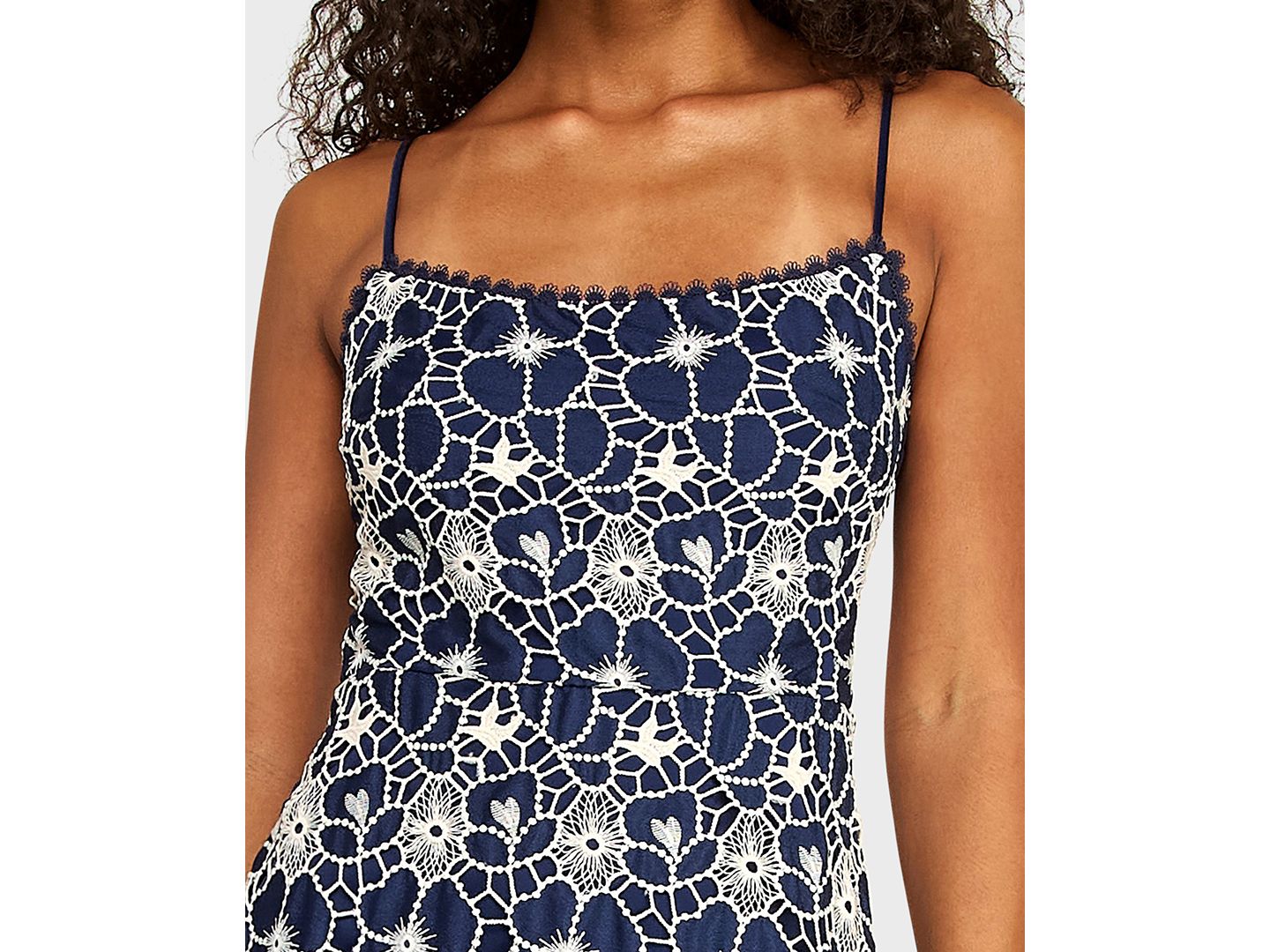 Женское платье Alex & Sophia Juniors' Scoop Neck Embroidered Voile Dress with Skirt Ruffle and Lace Trim Detail, цвет: Тёмно-синий — фото 4