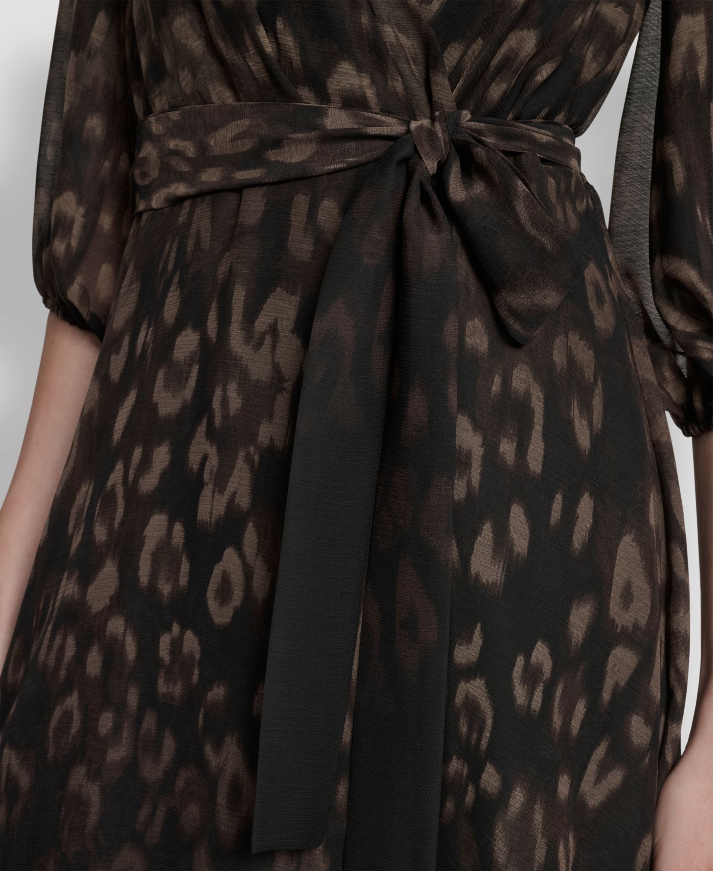 Женское платье DKNY Printed V-Neck Midi, цвет: Шоколадный коричневый разноцветный — фото 6