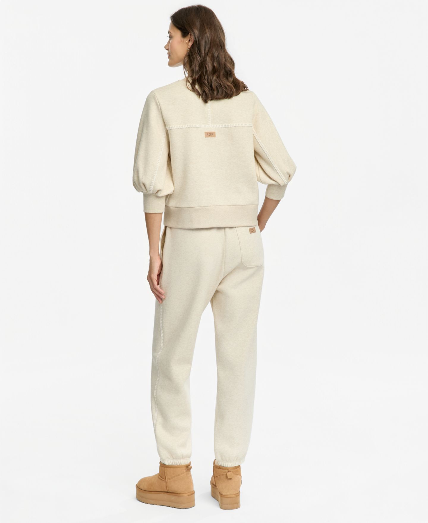 UGG® Женские флисовые спортивные брюки UGG Classic, цвет: Песочный меланжевый — фото 8