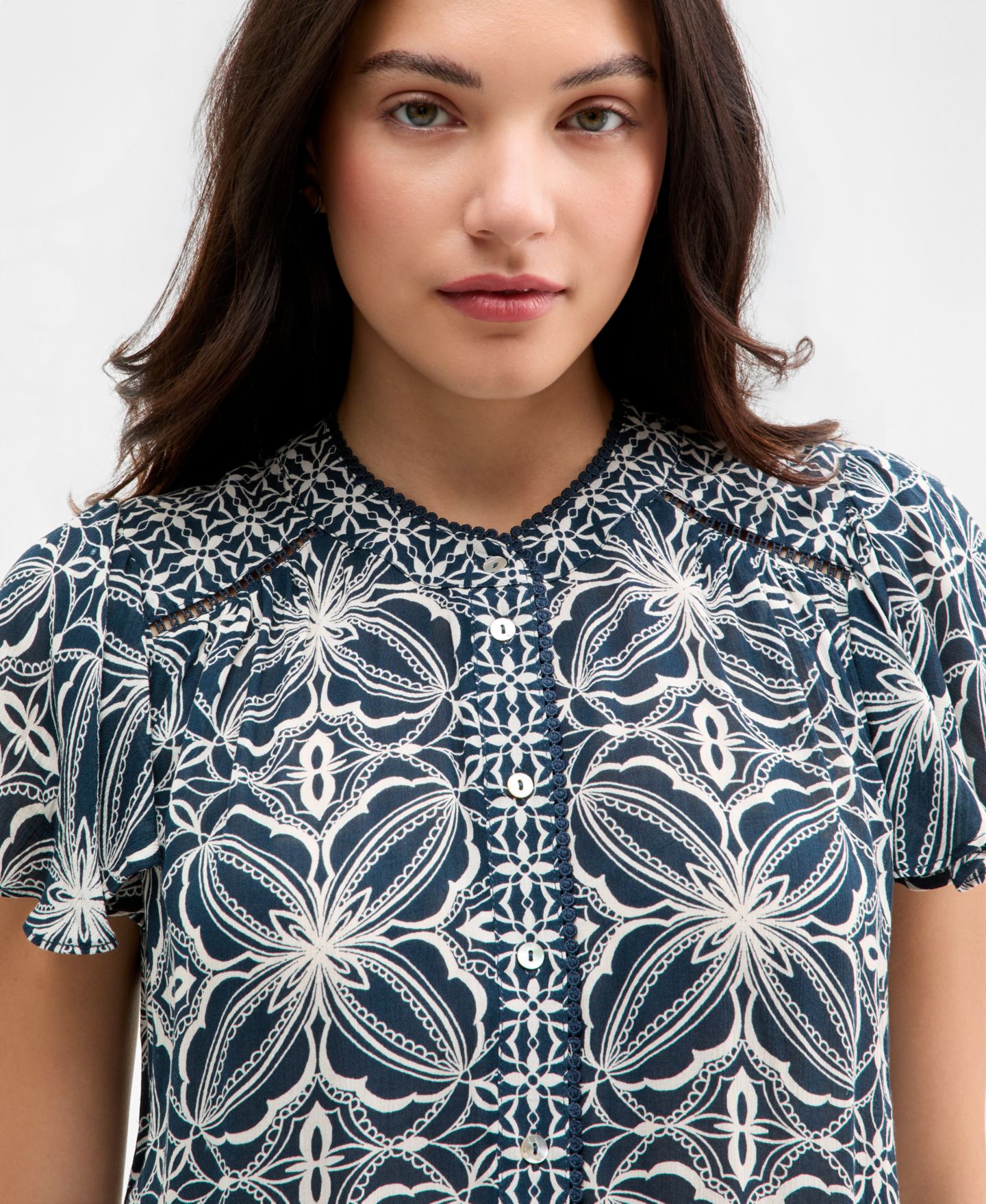 Женский топ Liverpool Los Angeles Mixed-Print Button-Front Flutter-Sleeve, цвет: Синий / Кремовый — фото 2