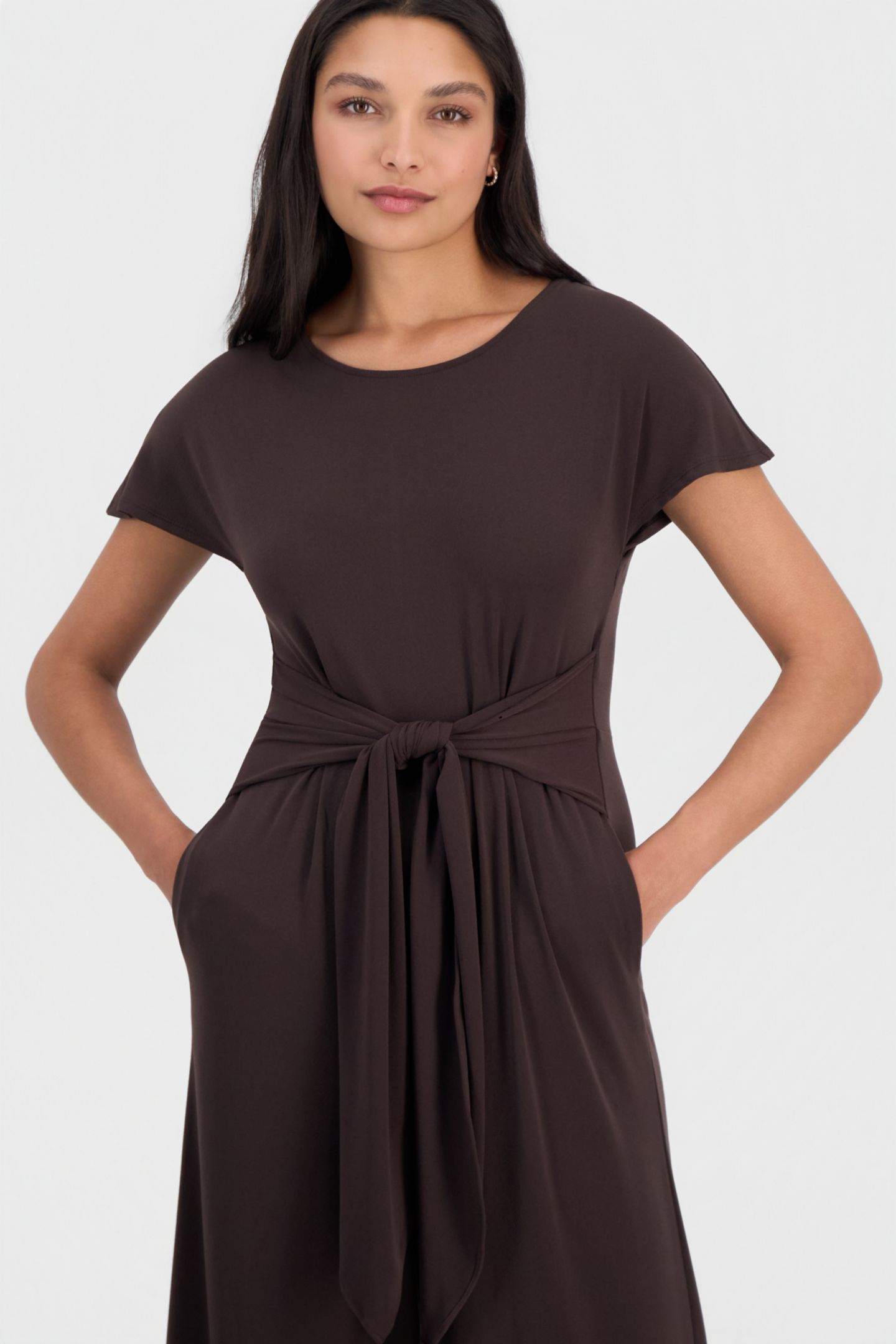 Женский комбинезон Robbie Bee Round-Neck Tie-Waist Jumpsuit, цвет: Шоколадный — фото 4