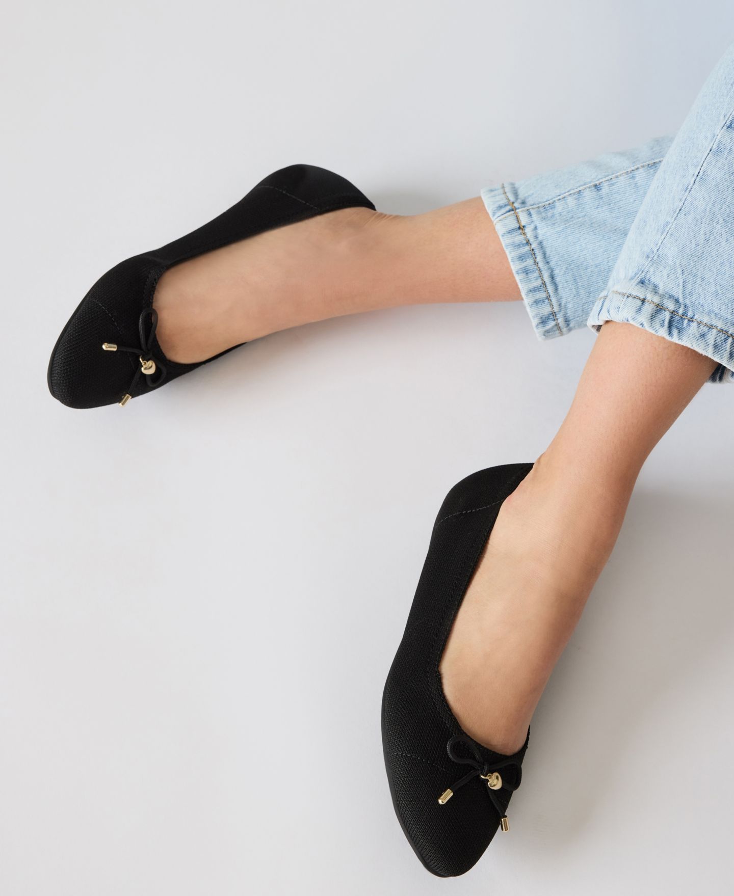 Женские балетки Anne Klein Luci Cap Toe Ballet Flats, цвет: Чёрный вязаный — фото 9