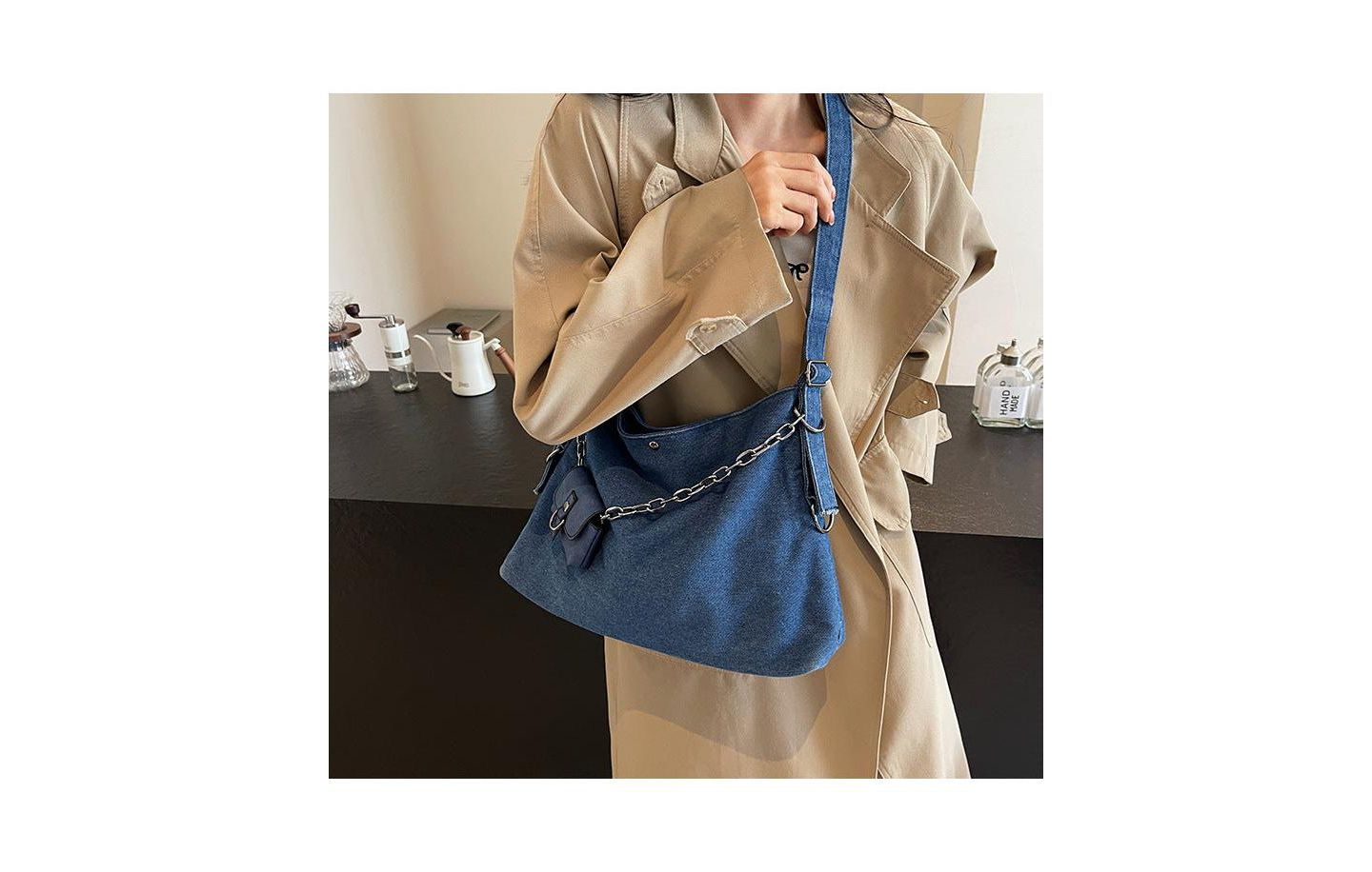 Женская сумка SUSU Drift Hobo Slouchy Shoulder Crossbody Purse Casual Washed Denim Handbag with Chain Accent, цвет: Синий джинсовый / Синий — фото 3