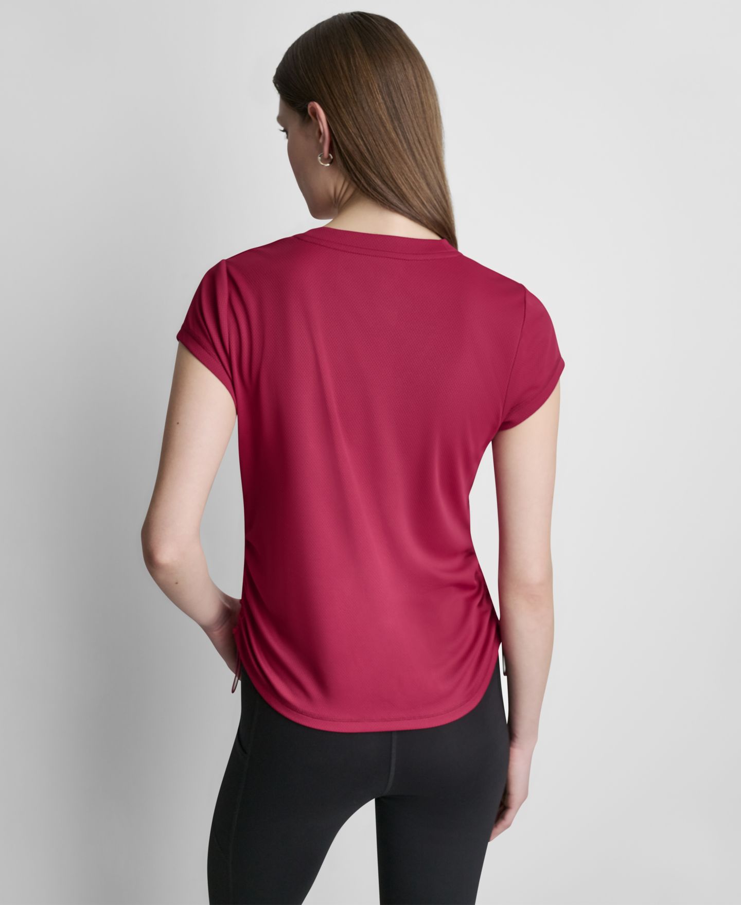 Женская футболка DKNY Sport Ruched Side Seams V-Neck Tech, цвет: Свекольный — фото 4