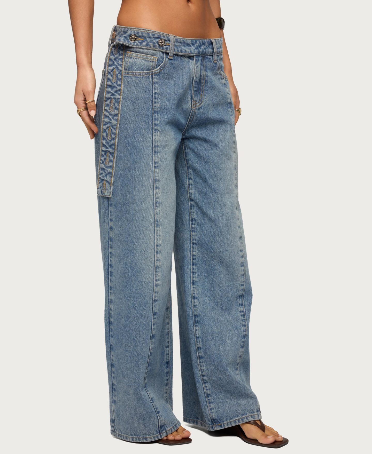 Женские джинсы Edikted Buttoned Waist Low Rise Baggy, цвет: Светлый синий — фото 4