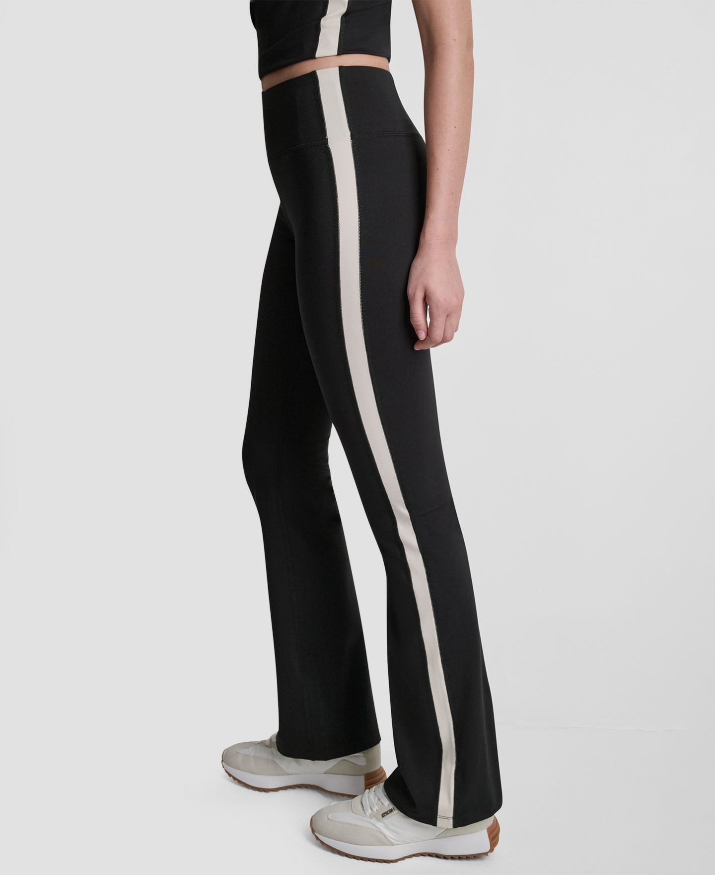 Женские леггинсы DKNY Sport Side-Stripe High-Rise Flared, цвет: Чёрный / Сливочный — фото 3