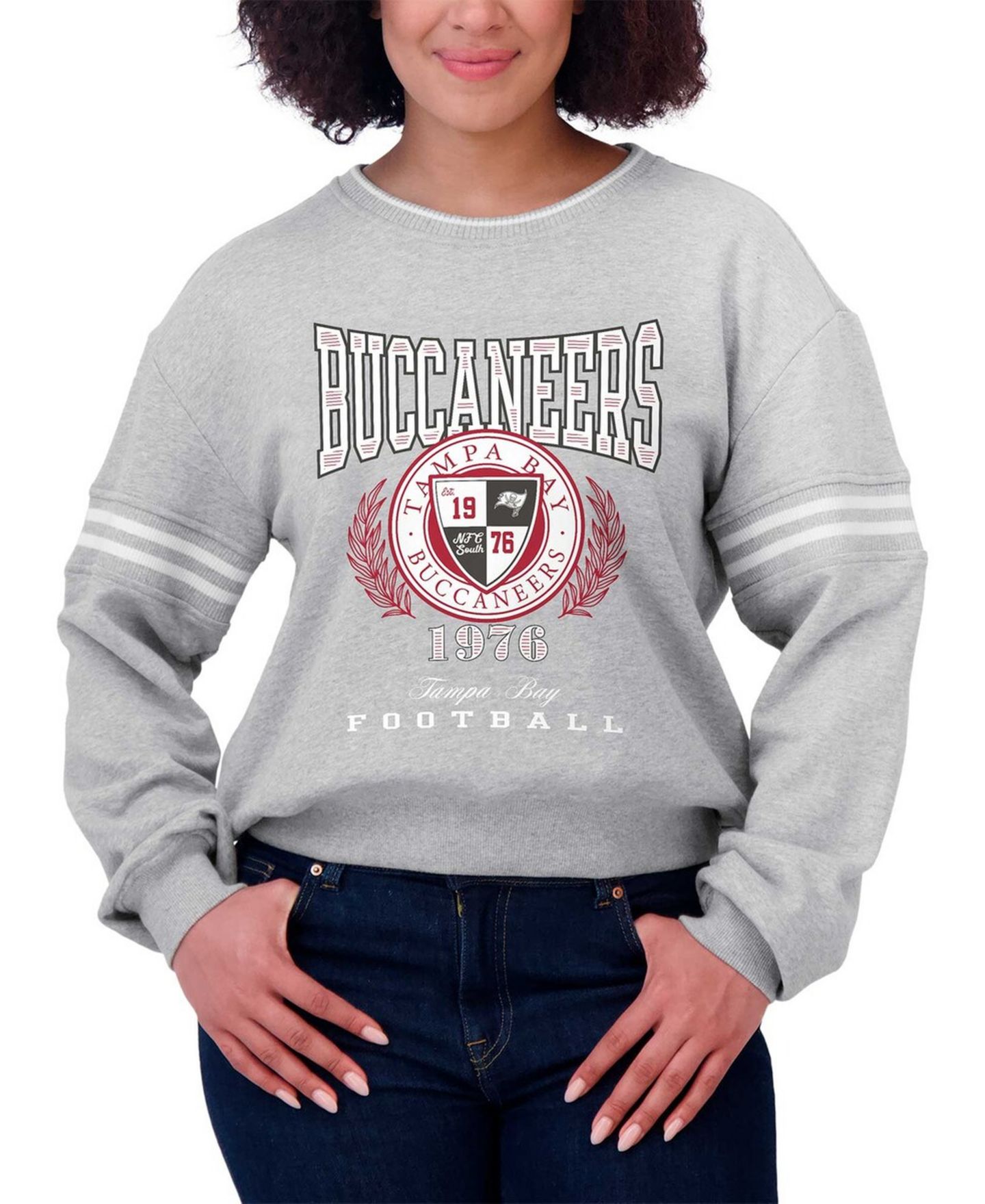 Женская толстовка WEAR by Erin Andrews Heather Gray Tampa Bay Buccaneers Cropped Pullover — фото 4