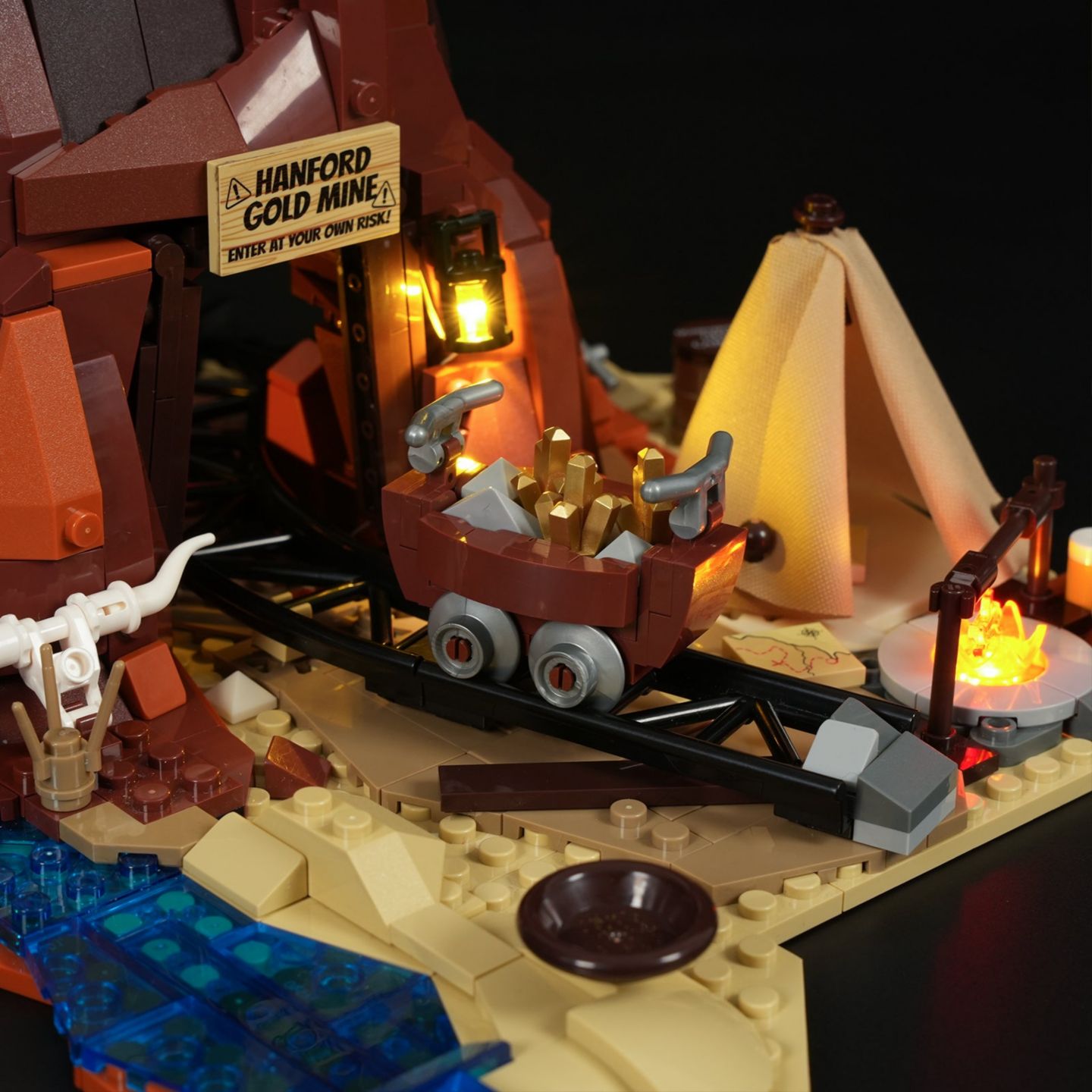 Детский конструктор Lumibricks Western Old West Gold Mine 658-Piece Lighting Building Set, Ages 16+ — фото 4