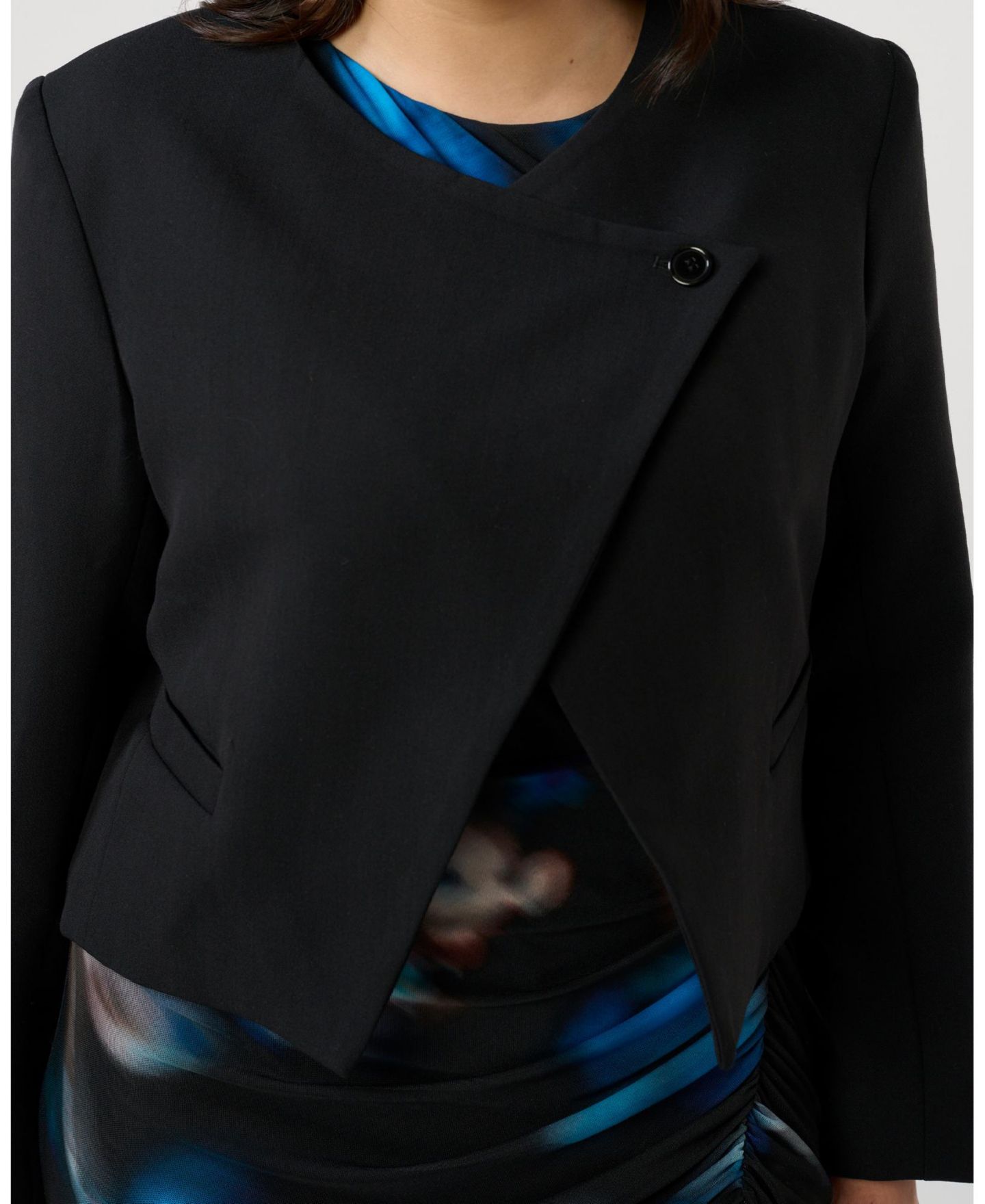 Женская куртка ESTELLE Plus size Eboni Cropped Assymetric Tailored, цвет: Чёрный — фото 7