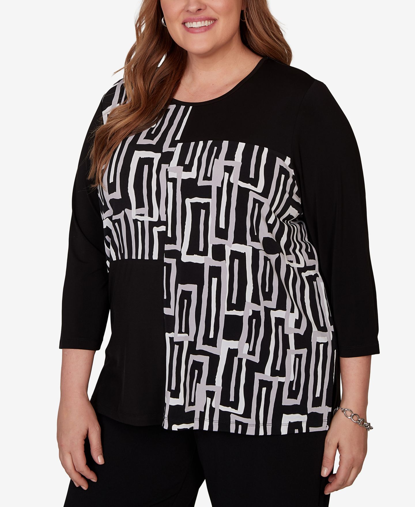 Женский топ Alfred Dunner Plus Size Spliced Geometric Puff Print, цвет: Чёрный — фото 2