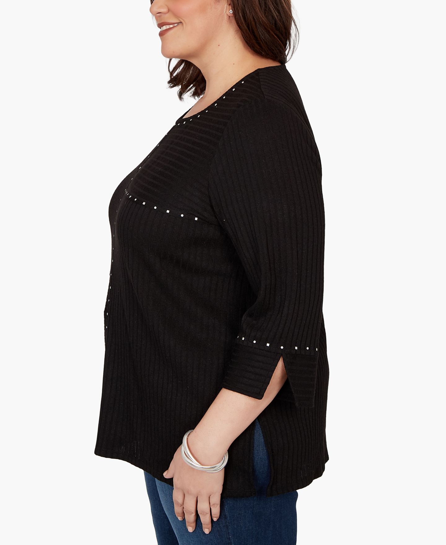 Женский топ Alfred Dunner Plus Size Spliced Texture Metallic Studded Top, цвет: Чёрный — фото 2