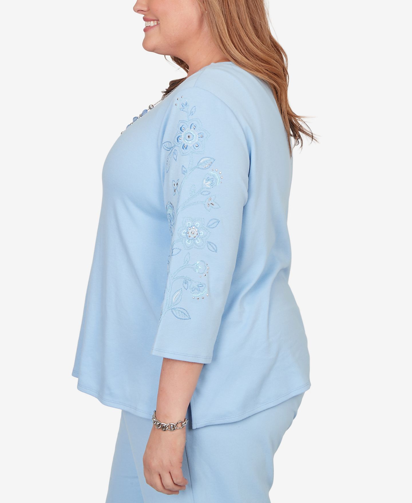 Женский топ Alfred Dunner Plus Size Embroidered Floral-Sleeve Accent with Necklace, цвет: Cornflower — фото 3