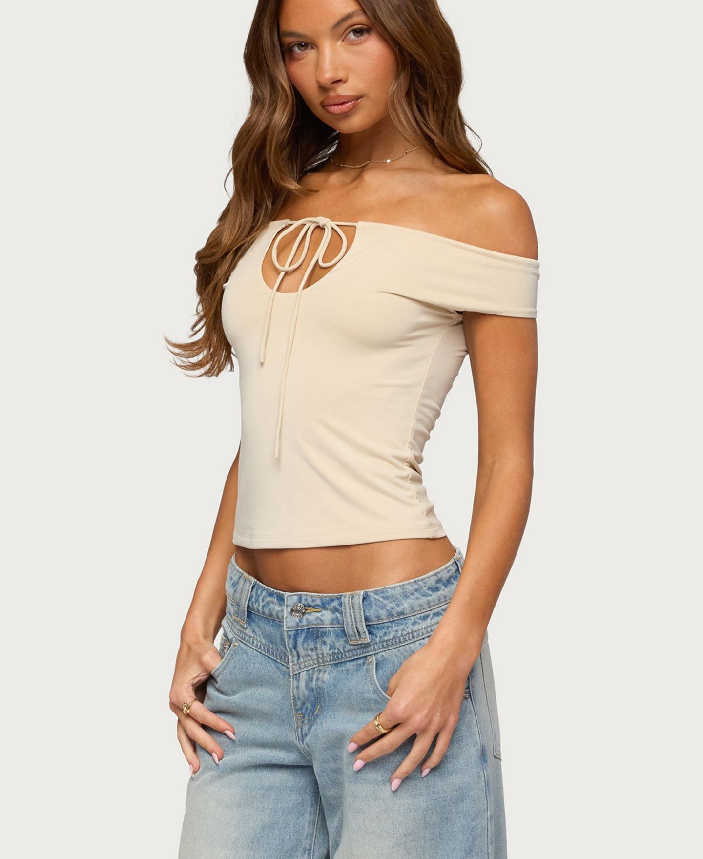 Женский топ Edikted Kaite Off Shoulder Cutout Tie, цвет: Бежевый — фото 4