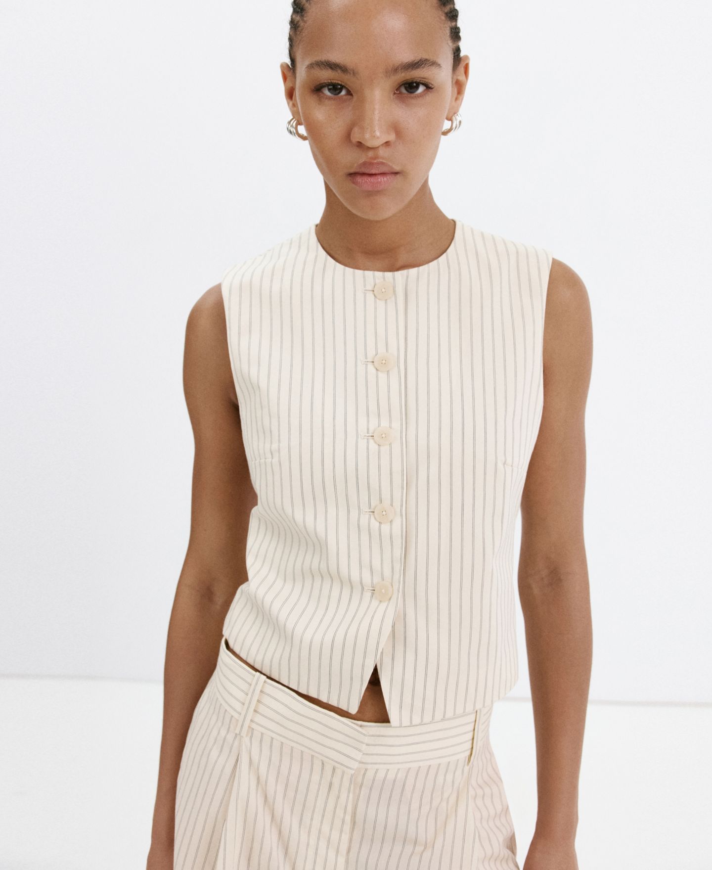 Женские шорты MANGO Pinstripe Pleated Bermuda, цвет: Ванильный — фото 7
